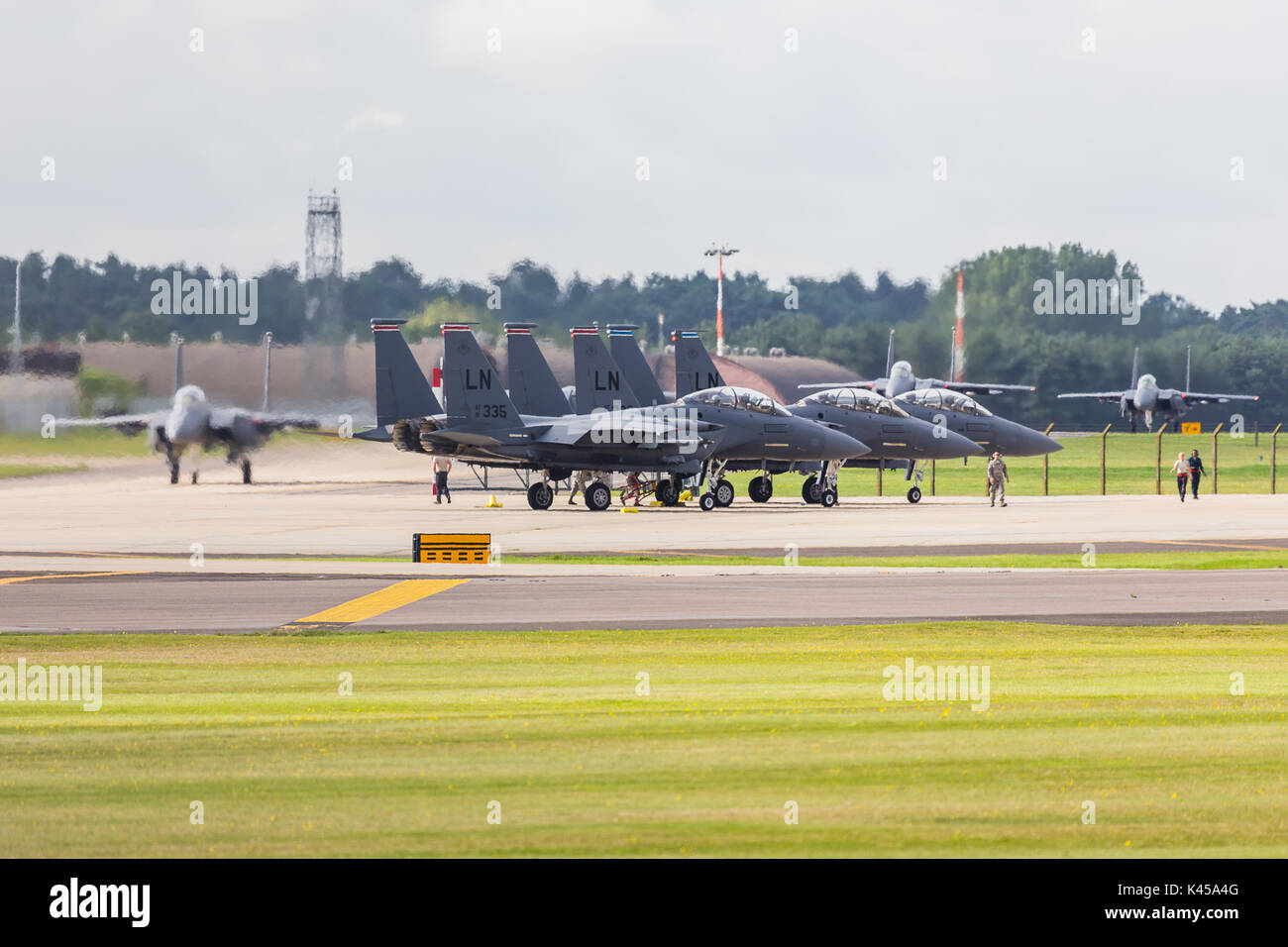 F-15E Strike Eagle de la 48e Escadre de chasse objet vérifications avant vol sur le bord de la piste alors qu'ils se préparent à sorties d'entraînement dans le ciel Banque D'Images