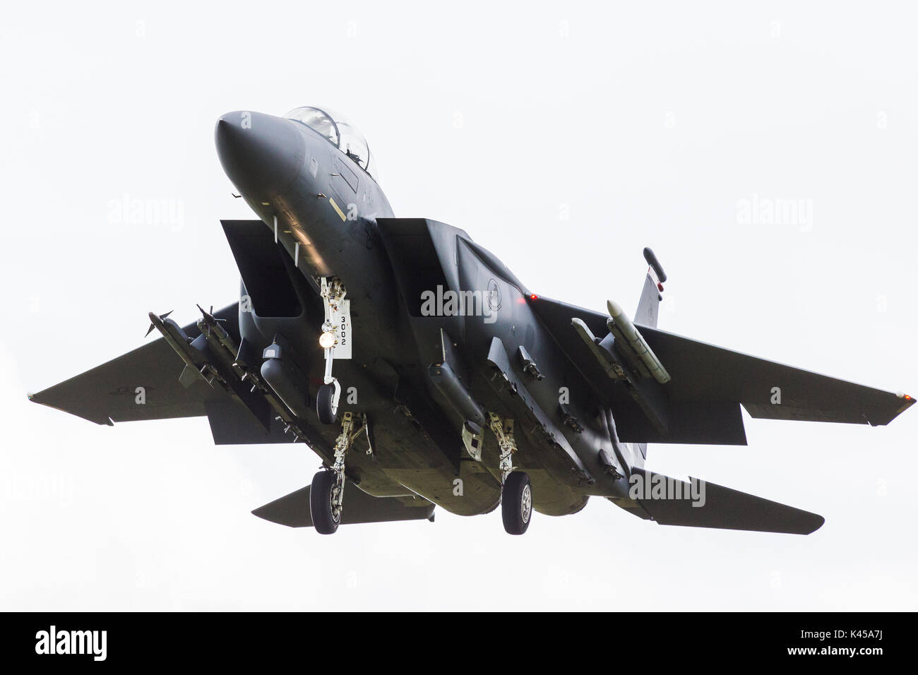 Le ventre d'un F-15E Strike Eagle à partir de la 48e Escadre de chasse s'approche de la piste à RAF Lakenheath dans le Suffolk, car il revient d'une sortie de formation. Banque D'Images