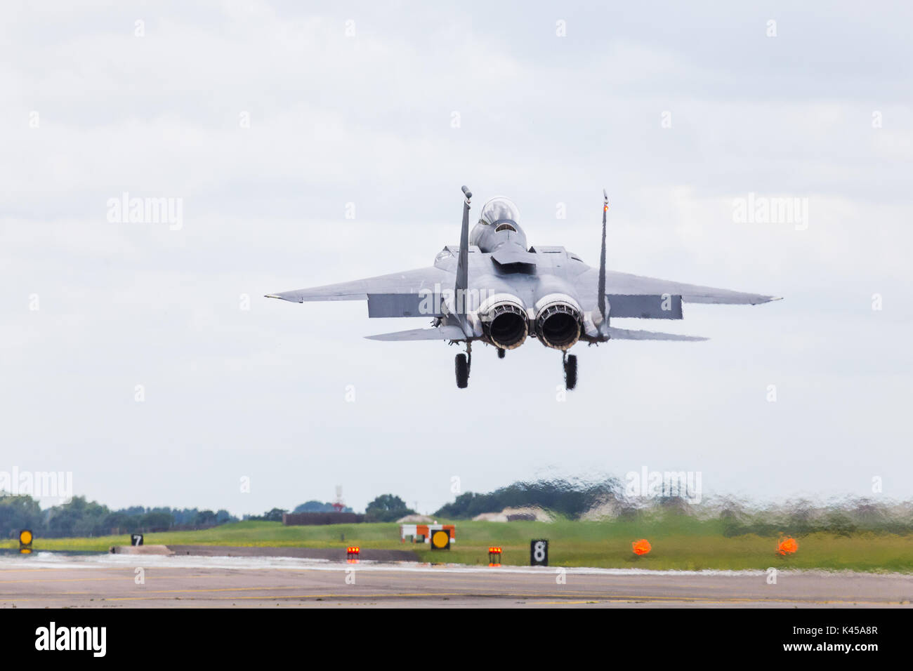 Un F-15E Strike Eagle à partir de la 48e Escadre de chasse soulève son frein de l'air qu'il atterrisse à RAF Lakenheath après une mission en Angleterre. Banque D'Images