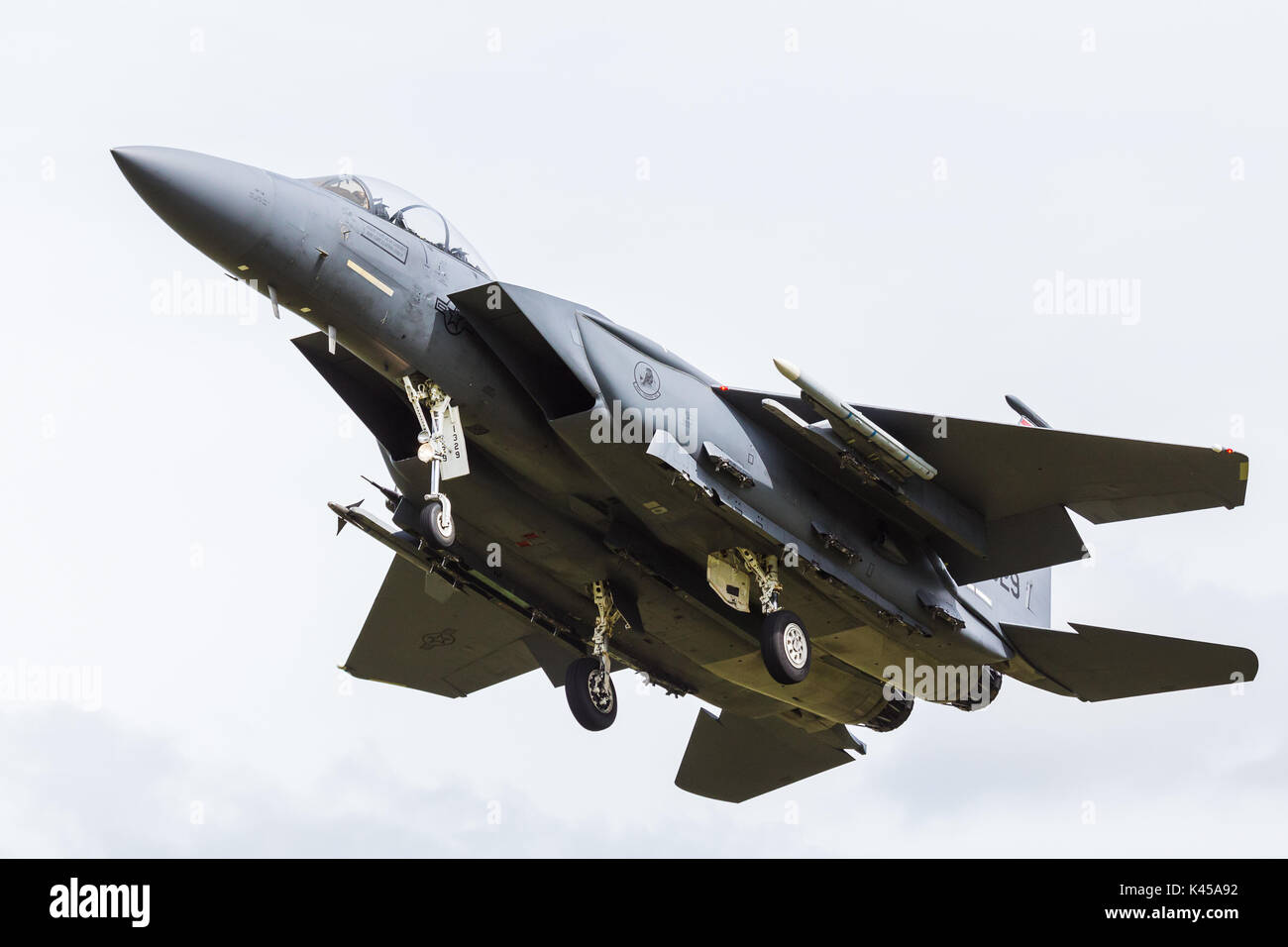 Le ventre d'un F-15E Strike Eagle à partir de la 48e Escadre de chasse s'approche de la piste à RAF Lakenheath dans le Suffolk, car il revient d'une sortie de formation. Banque D'Images