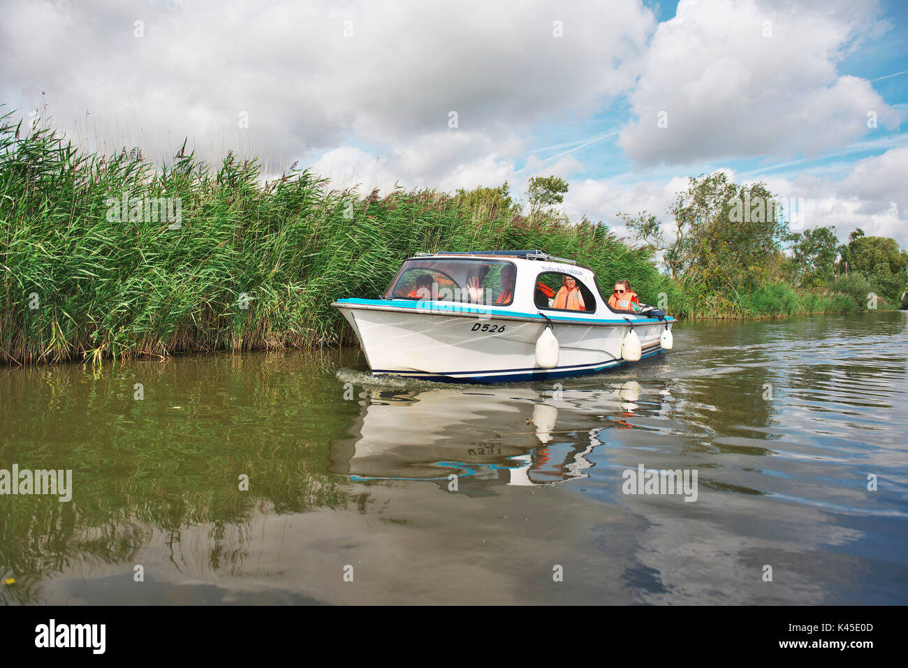 Journée sur les Norfolk Broads avec 24 voitures sur le fleuve en bateau près de Ant Comment Hill avec une famille portant des gilets Banque D'Images