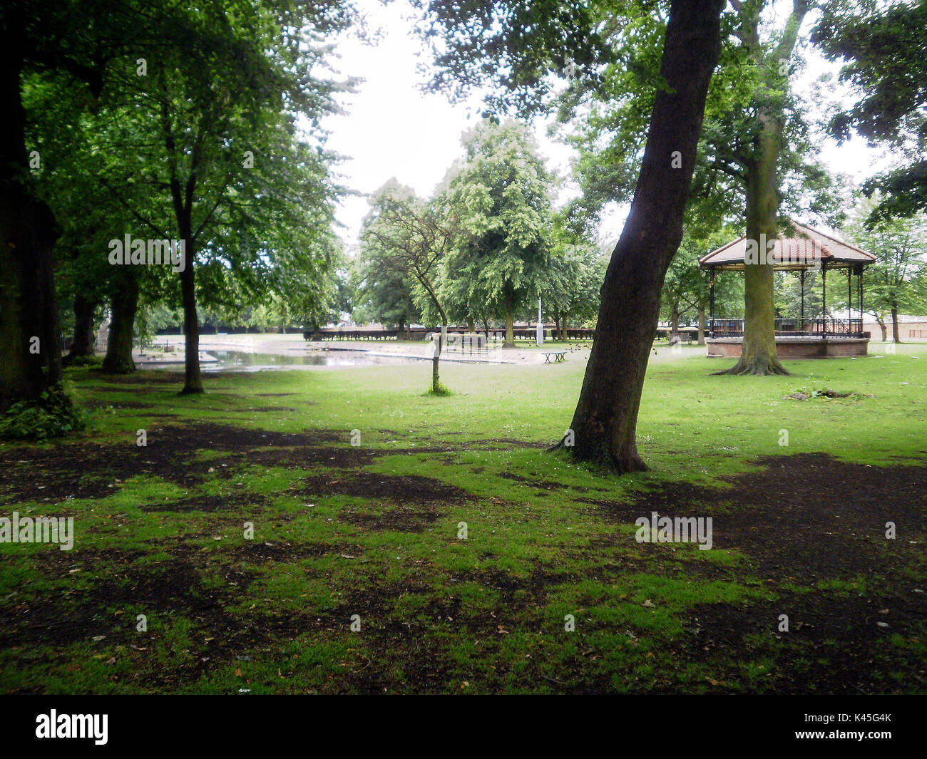 Cadre romantique du parc arboré, pavillon, étang de canard, fond de verdure avec terrain boueux et arbres multiples, parc pittoresque, cadre naturel Banque D'Images