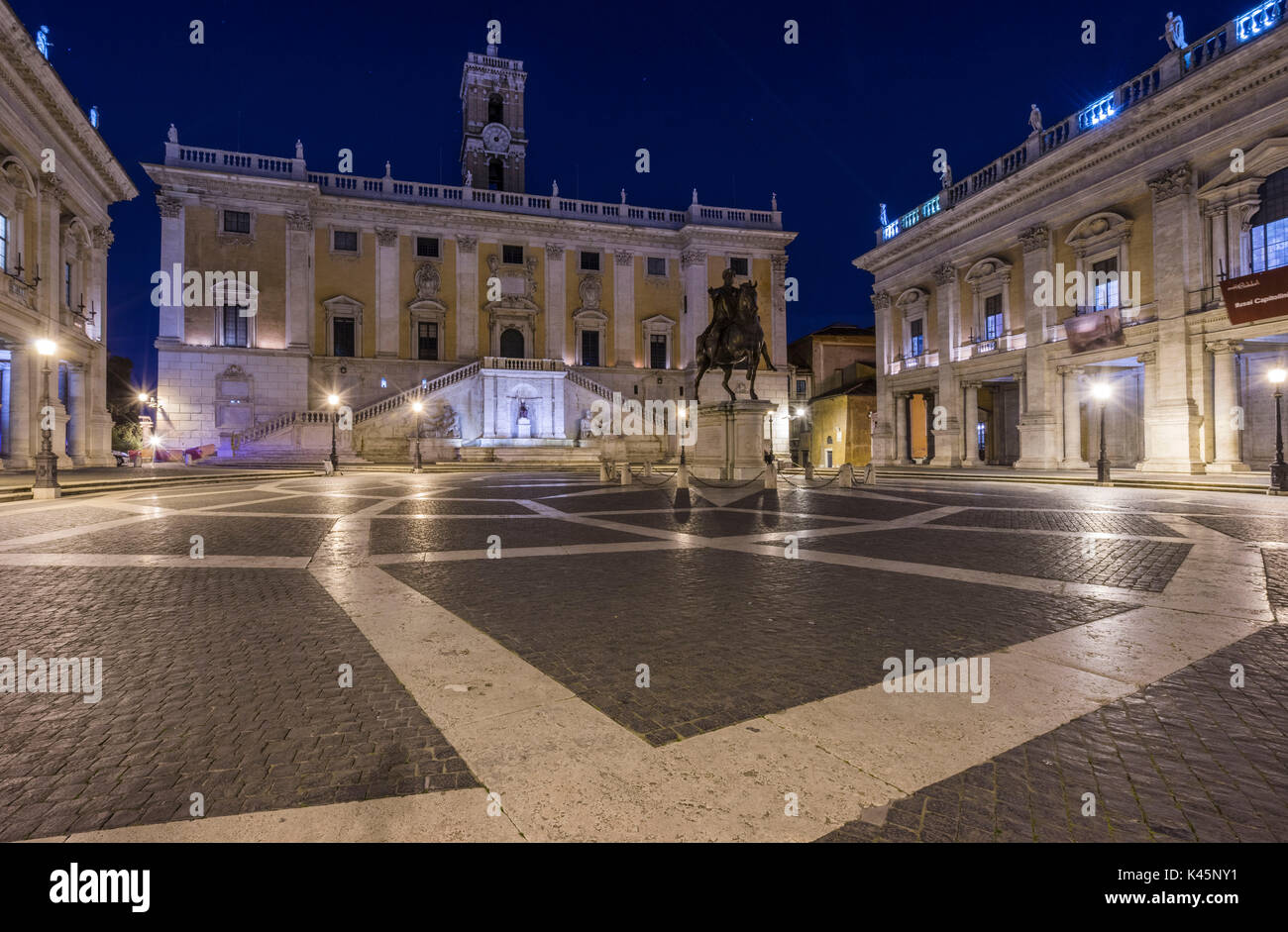 Colline du Capitole, Rome, Latium, Italie. Piazza del Campidoglio par nuit avec la réplique de la statue équestre de Marc Aurèle. Banque D'Images