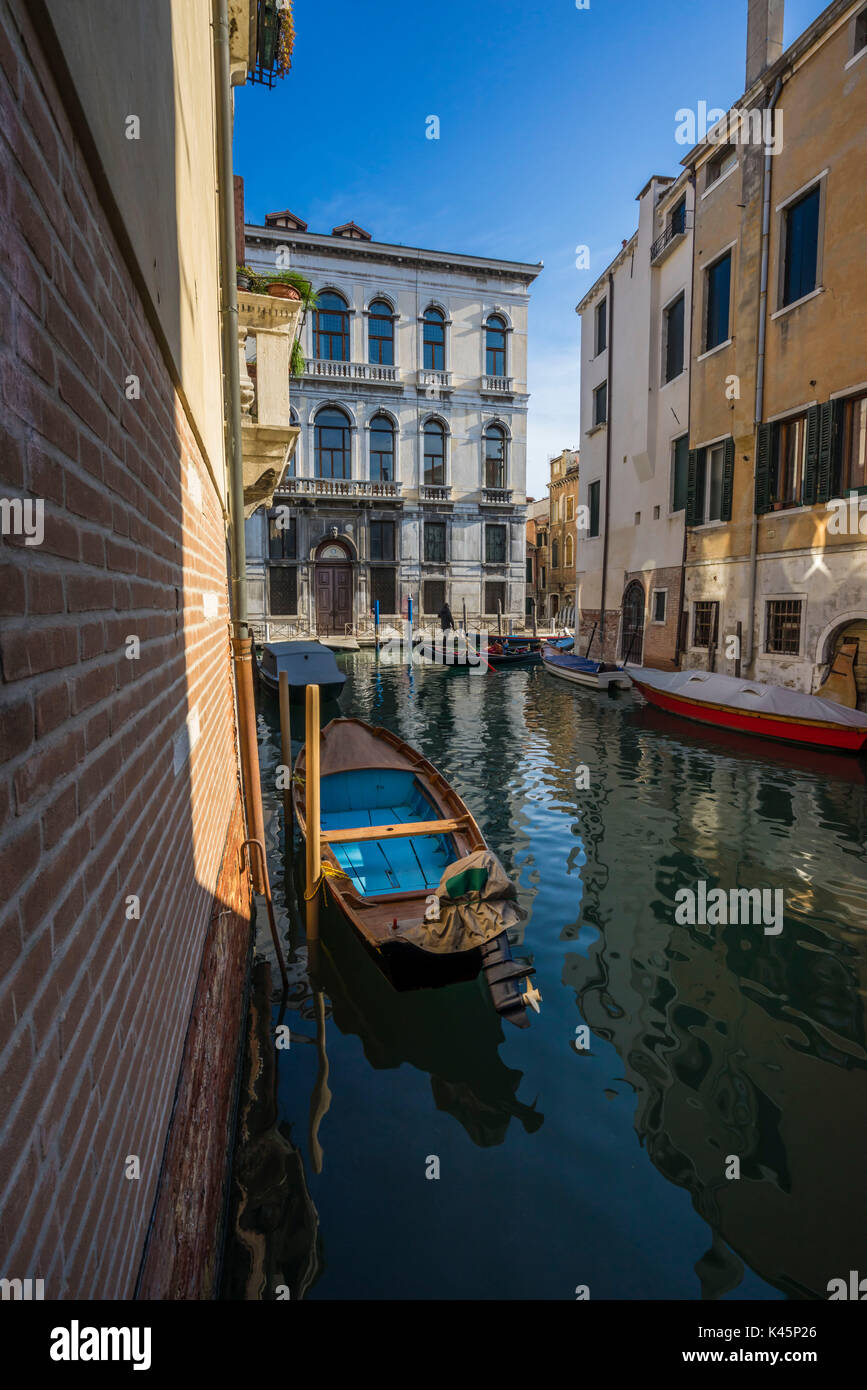 Venise, Vénétie, Italie. Gondole à Venise l'emblématique Banque D'Images