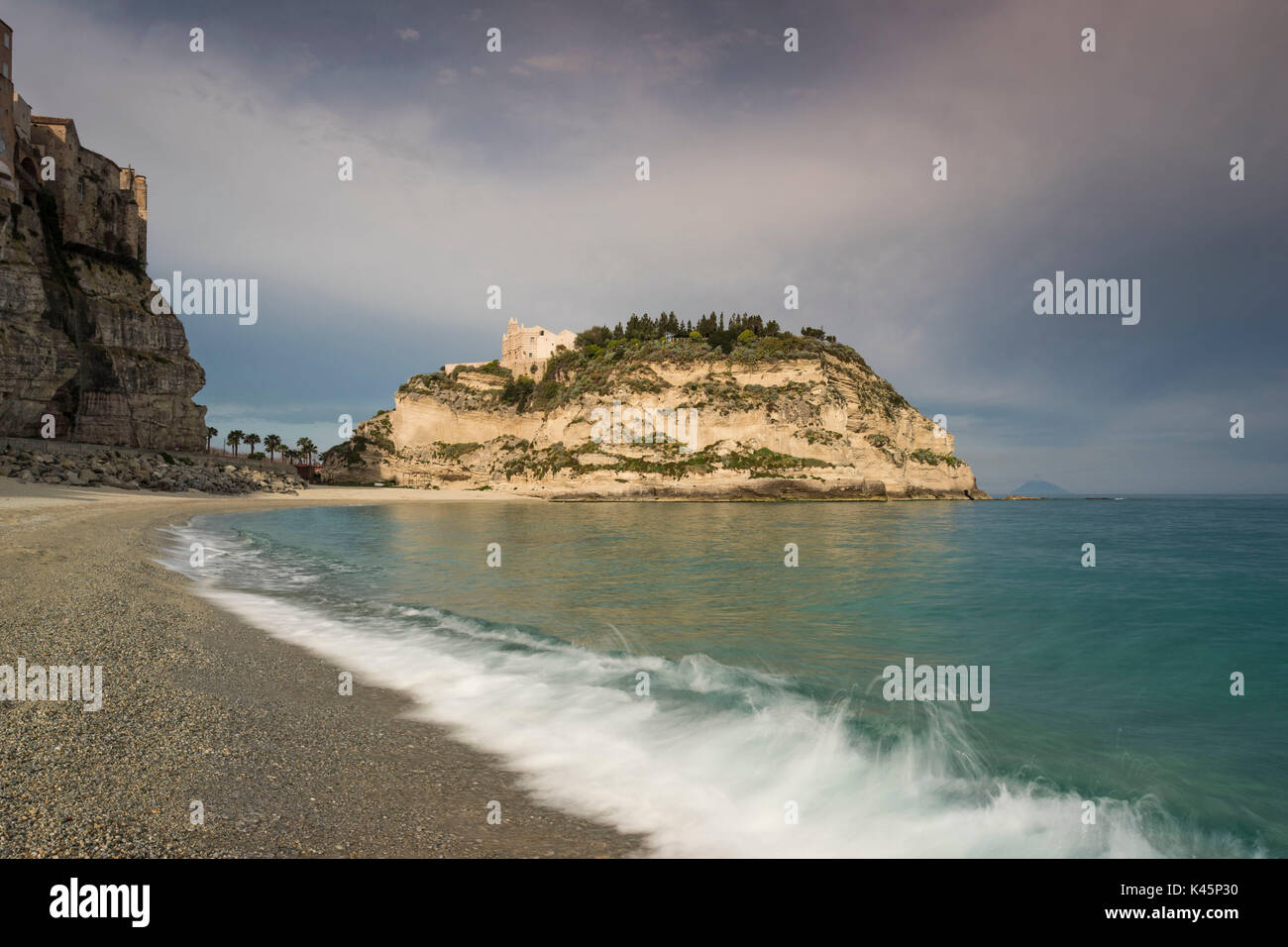 Tropea, Calabre, Italie. La Santa Maria dell'Isola Banque D'Images