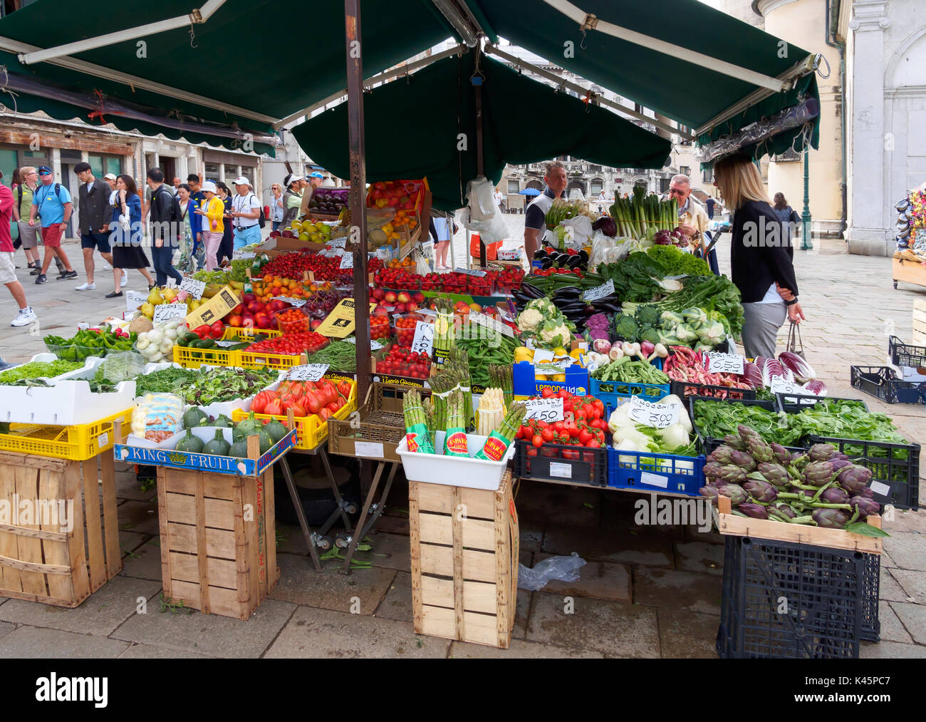 Stand de fruits et légumes Banque de photographies et d’images à haute