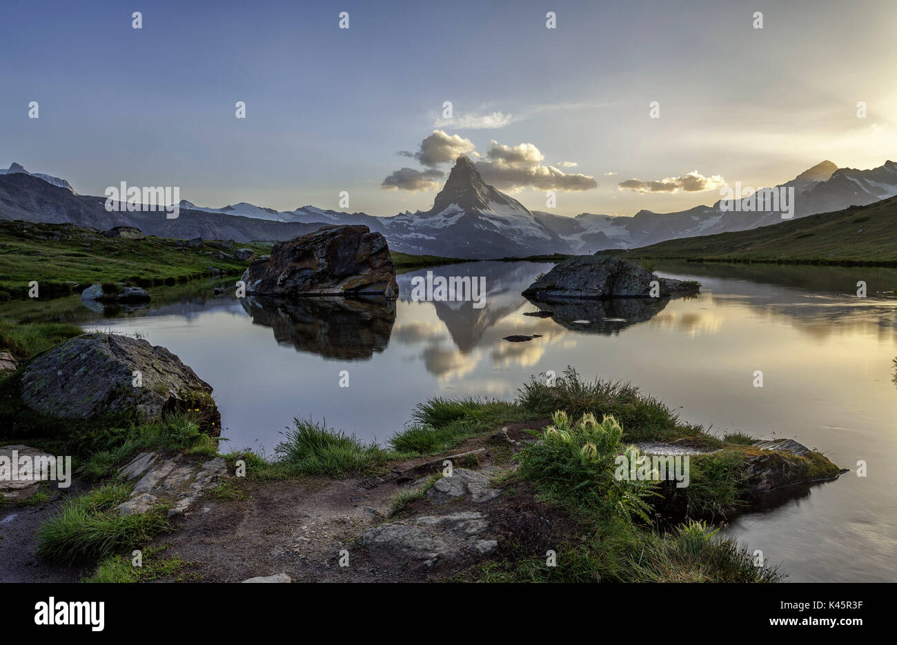 Heure d'or, lac Stellisee, réflexion, Matterhorn, Zermatt, Valais, Suisse Banque D'Images