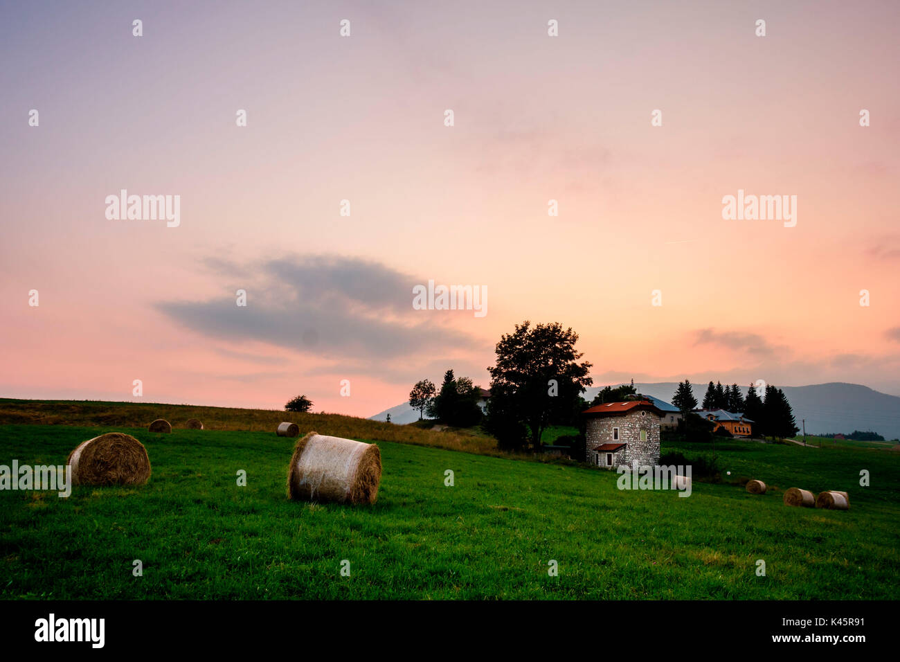 Station House, de l'Altopiano Asiago, Province de Vicenza, Vénétie, Italie. Vieux bâtiment de chemin de fer dans la prairie. Banque D'Images