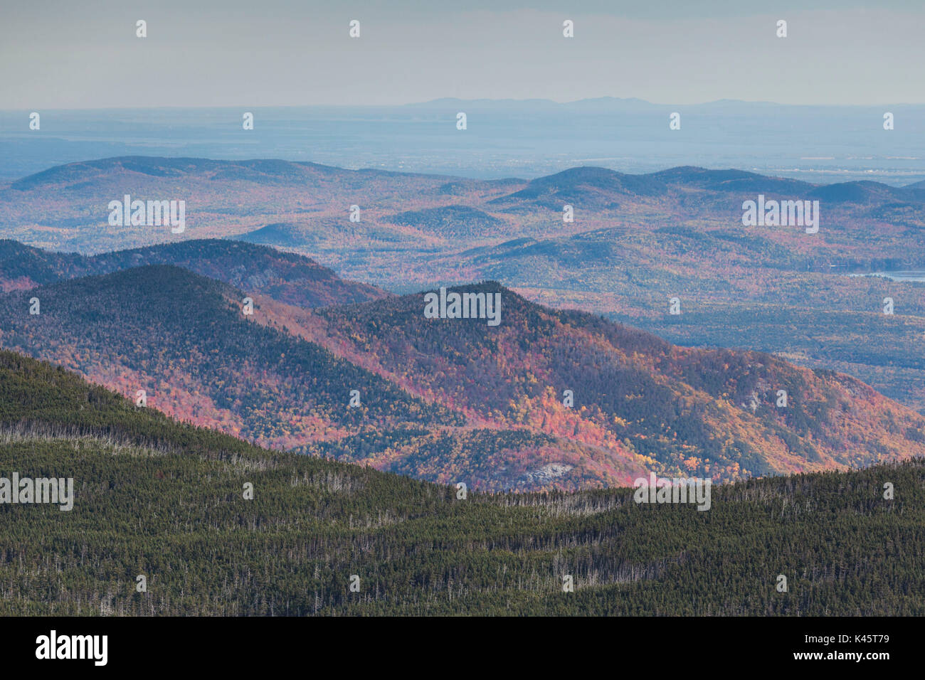USA, New York, Adirondacks, Wilmington, Whiteface Mountain, vue vers le lac Placid, automne Banque D'Images