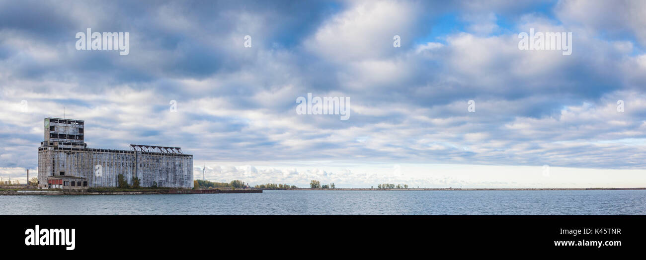 USA, New York, dans l'ouest de New York, Buffalo, le lac Érié et l'élévateur à grain Banque D'Images