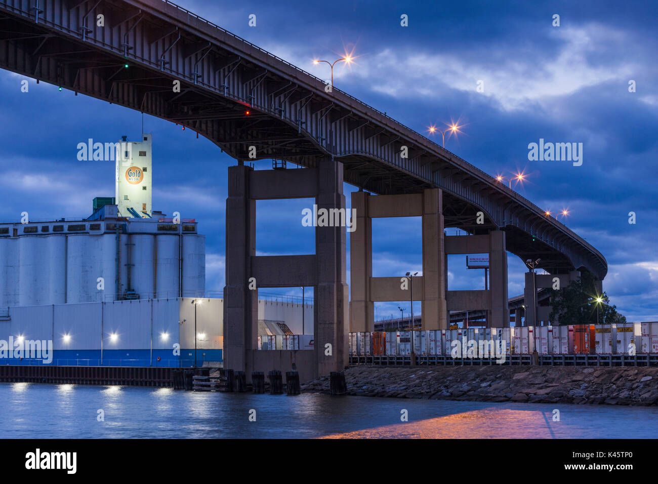 USA, New York, dans l'ouest de New York, Buffalo, parc au bord du canal, ancienne zone industrielle, Rt 5 viaduc, aube Banque D'Images