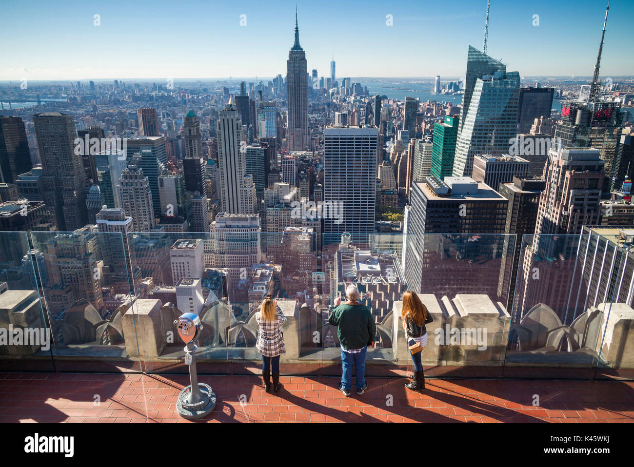 USA, New York, New York City, Mid-Town Manhattan view de l'Empire State Building et les visiteurs de la partie supérieure de la roche toit Banque D'Images