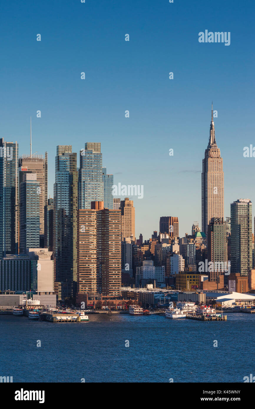 USA, New York, New York, Manhattan skyline avec Empire State Building, dusk Banque D'Images