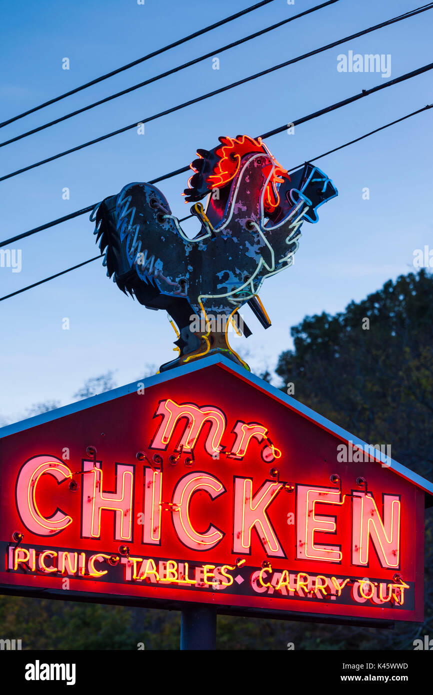 USA, New York, Région des lacs Finger, Watkins Glen, M. Chicken restaurant, l'enseigne au néon Banque D'Images