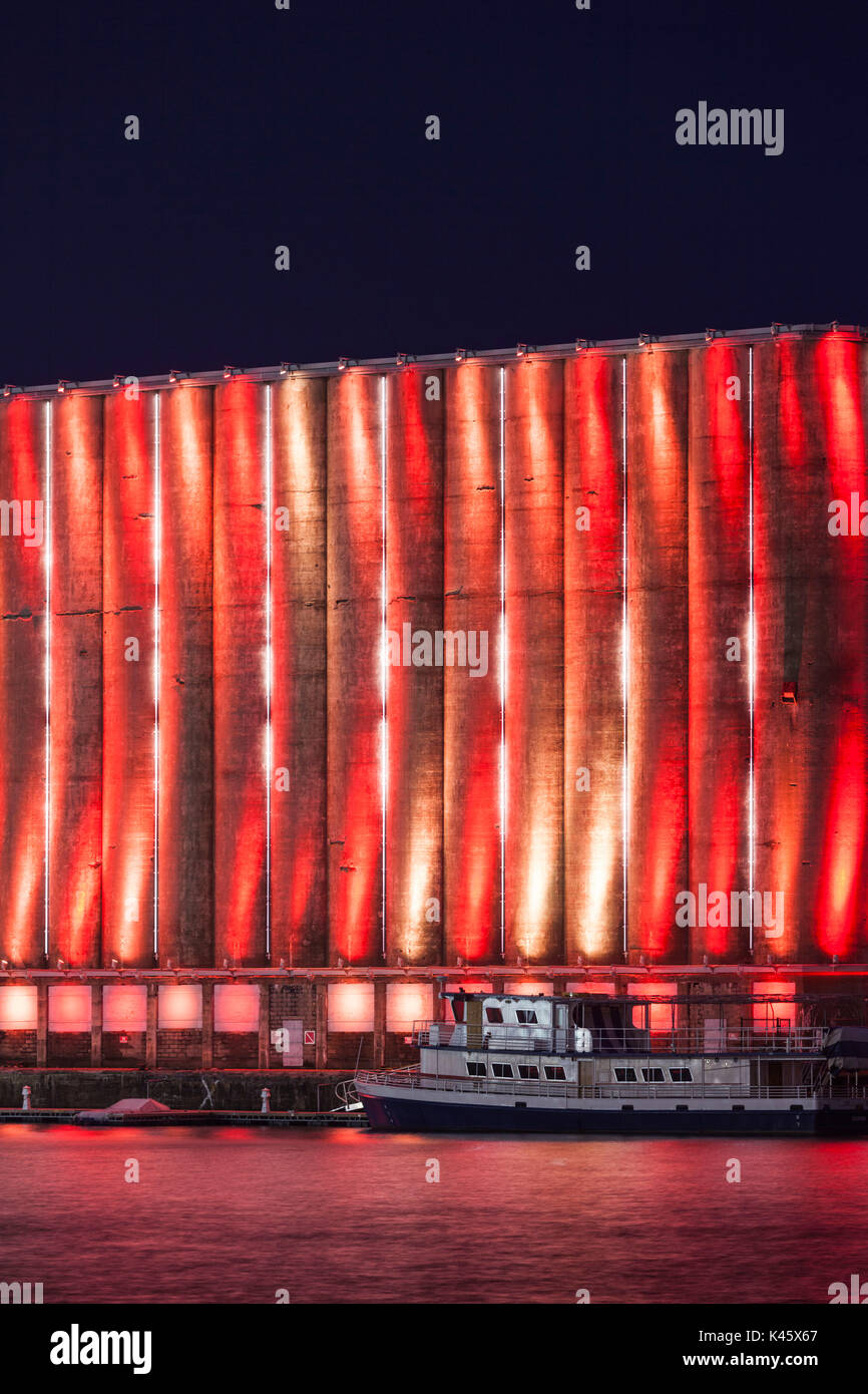 USA, New York, dans l'ouest de New York, Buffalo, parc au bord du canal, ancienne zone industrielle, de l'élévateur de grains lumineux Banque D'Images