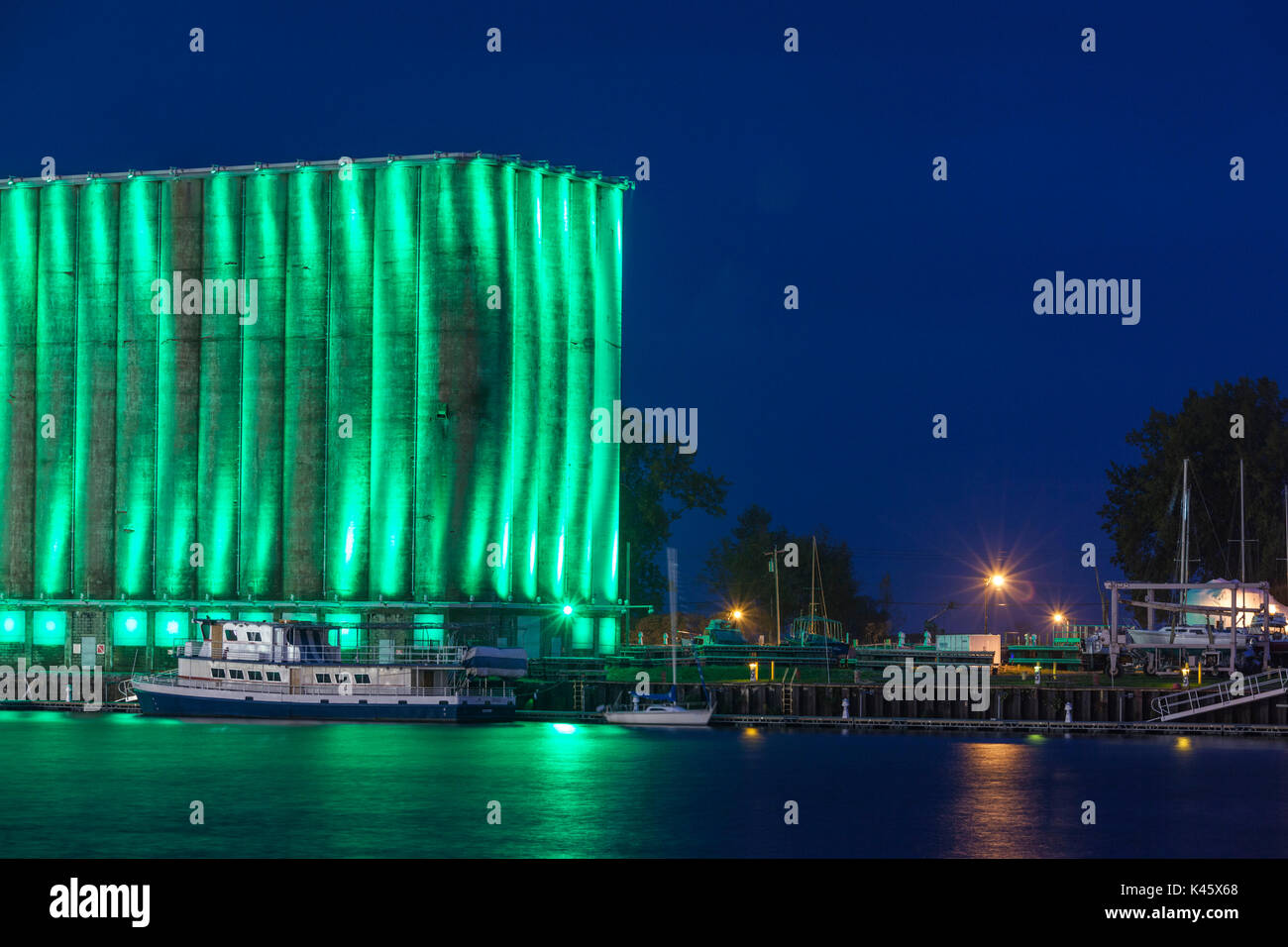 USA, New York, dans l'ouest de New York, Buffalo, parc au bord du canal, ancienne zone industrielle, de l'élévateur de grains lumineux Banque D'Images