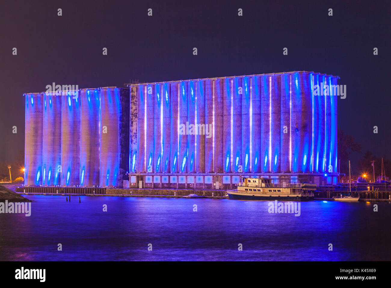 USA, New York, dans l'ouest de New York, Buffalo, parc au bord du canal, ancienne zone industrielle, de l'élévateur de grains lumineux Banque D'Images
