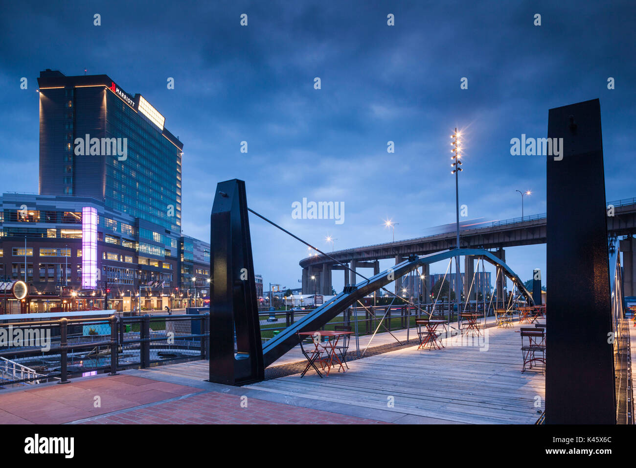 USA, New York, dans l'ouest de New York, Buffalo, parc au bord du canal, rénové ancienne zone industrielle,crépuscule Banque D'Images