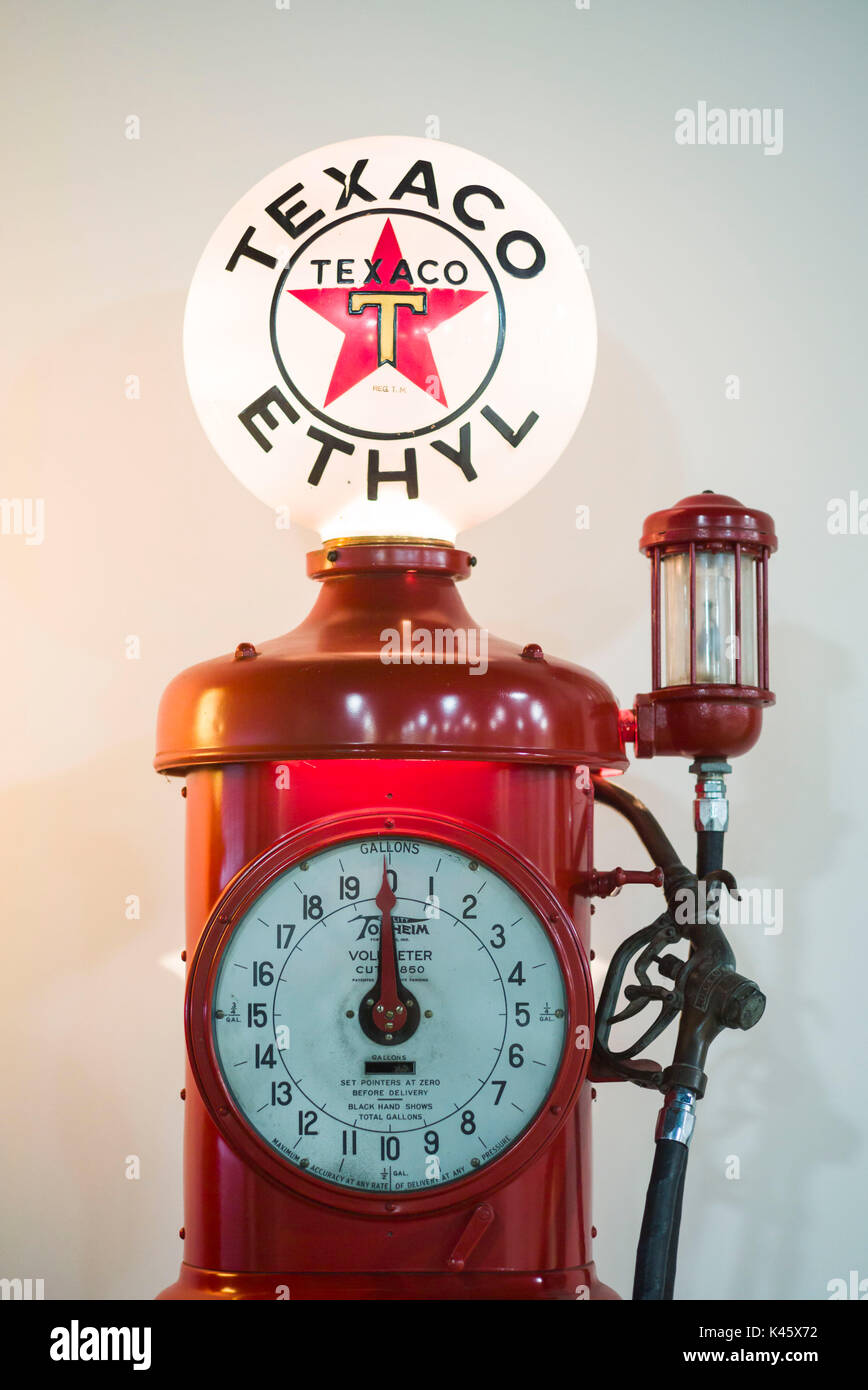 USA, New York, dans l'ouest de New York, Buffalo, le Buffalo Transportation Pierce-Arrow Museum, pompe à essence Texaco vintage Banque D'Images