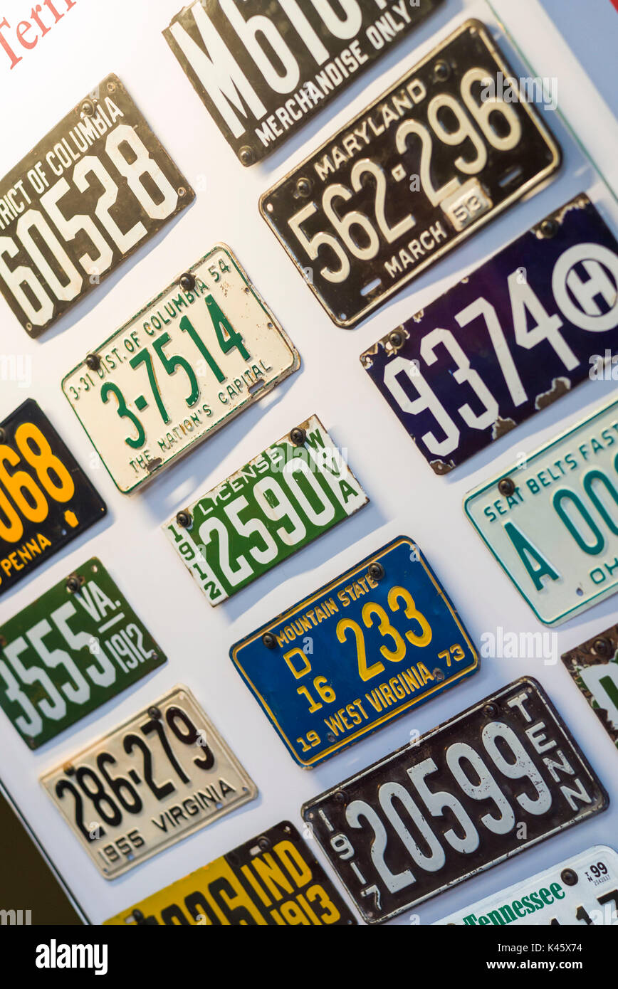 USA, New York, dans l'ouest de New York, Buffalo, le Buffalo Transportation Pierce-Arrow Museum, plaques d'antiques Banque D'Images