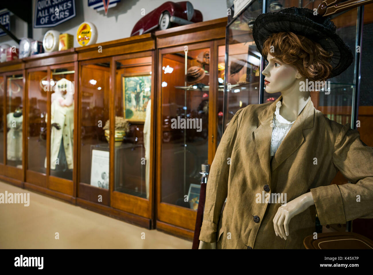 USA, New York, dans l'ouest de New York, Buffalo, le Buffalo Transportation Pierce-Arrow Museum, au début du xxe siècle femmes de conduire vêtements Banque D'Images