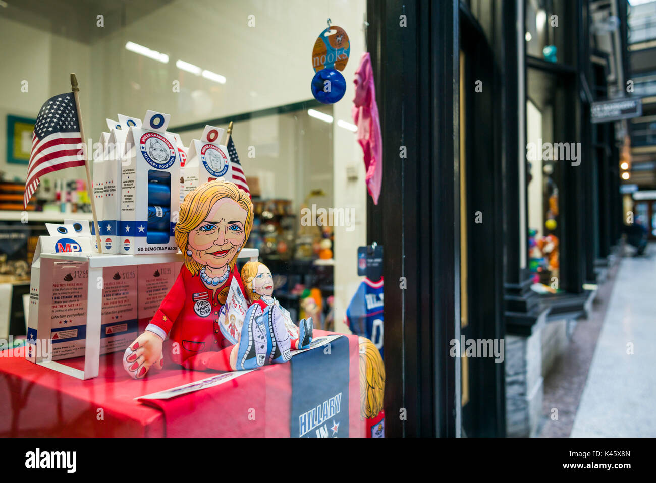 USA, New York, dans l'ouest de New York, Buffalo, dans l'Arcade du marché historique, Hillary Clinton a dog chew toy Banque D'Images