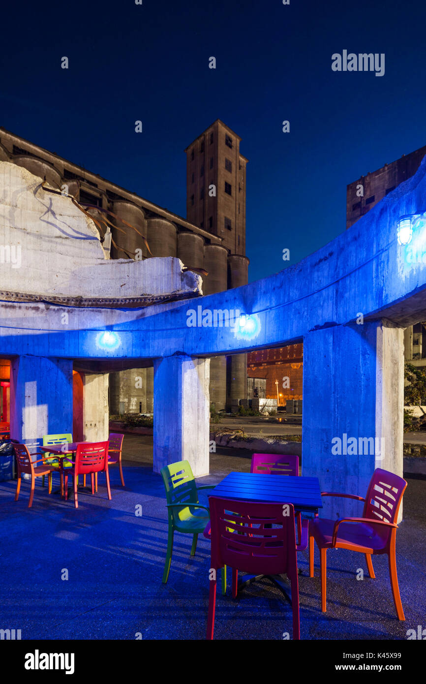 USA, New York, dans l'ouest de New York, Buffalo, Silo, ville nouvelle de divertissement autour de silos à grains rénové, dusk Banque D'Images