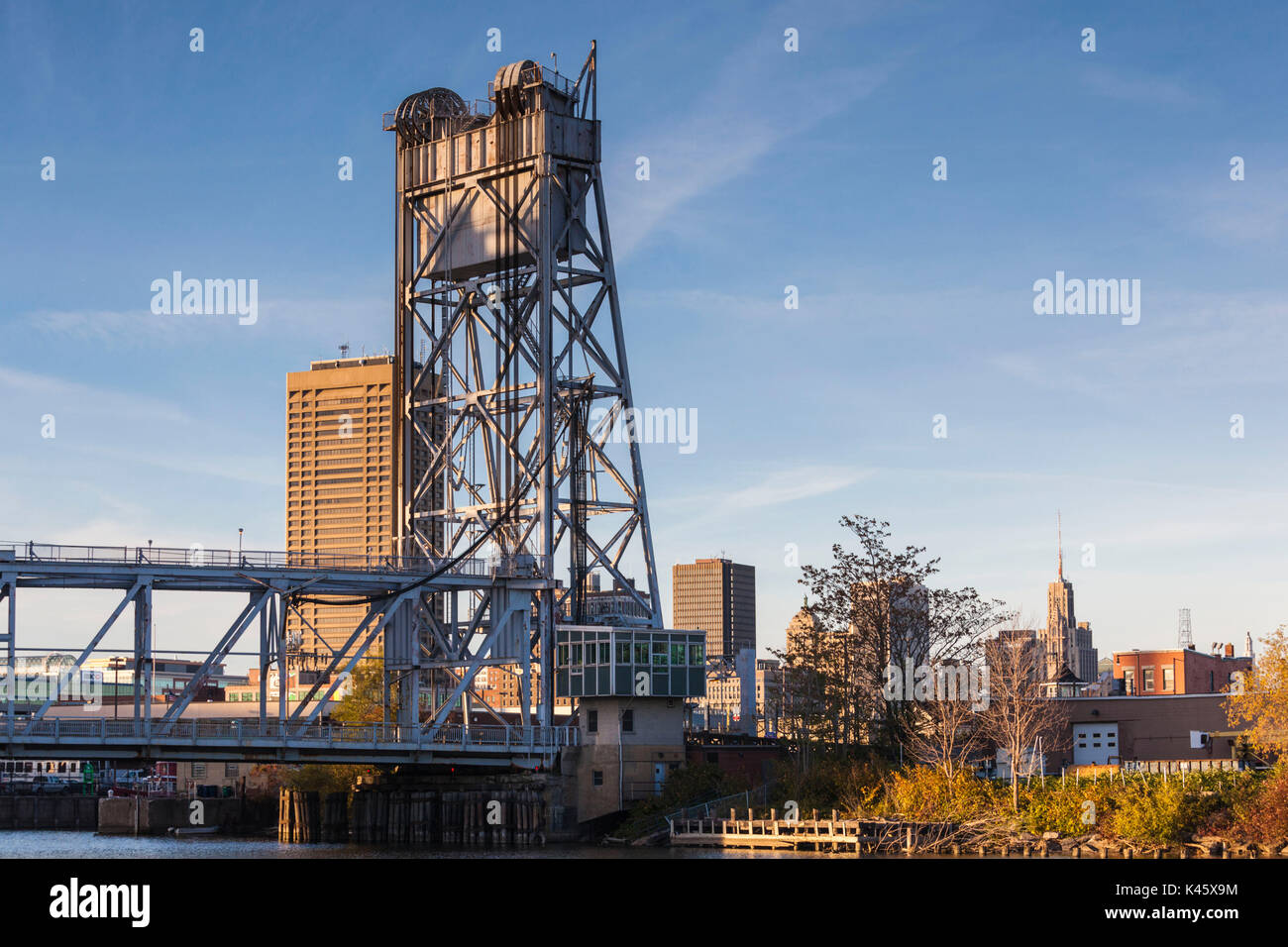 USA, New York, dans l'ouest de New York, Buffalo, Skyline et Michigan Avenue Bridge Banque D'Images