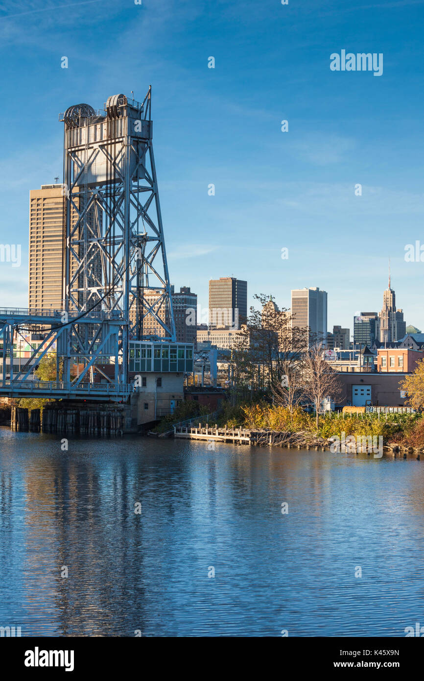 USA, New York, dans l'ouest de New York, Buffalo, Skyline et Michigan Avenue Bridge Banque D'Images