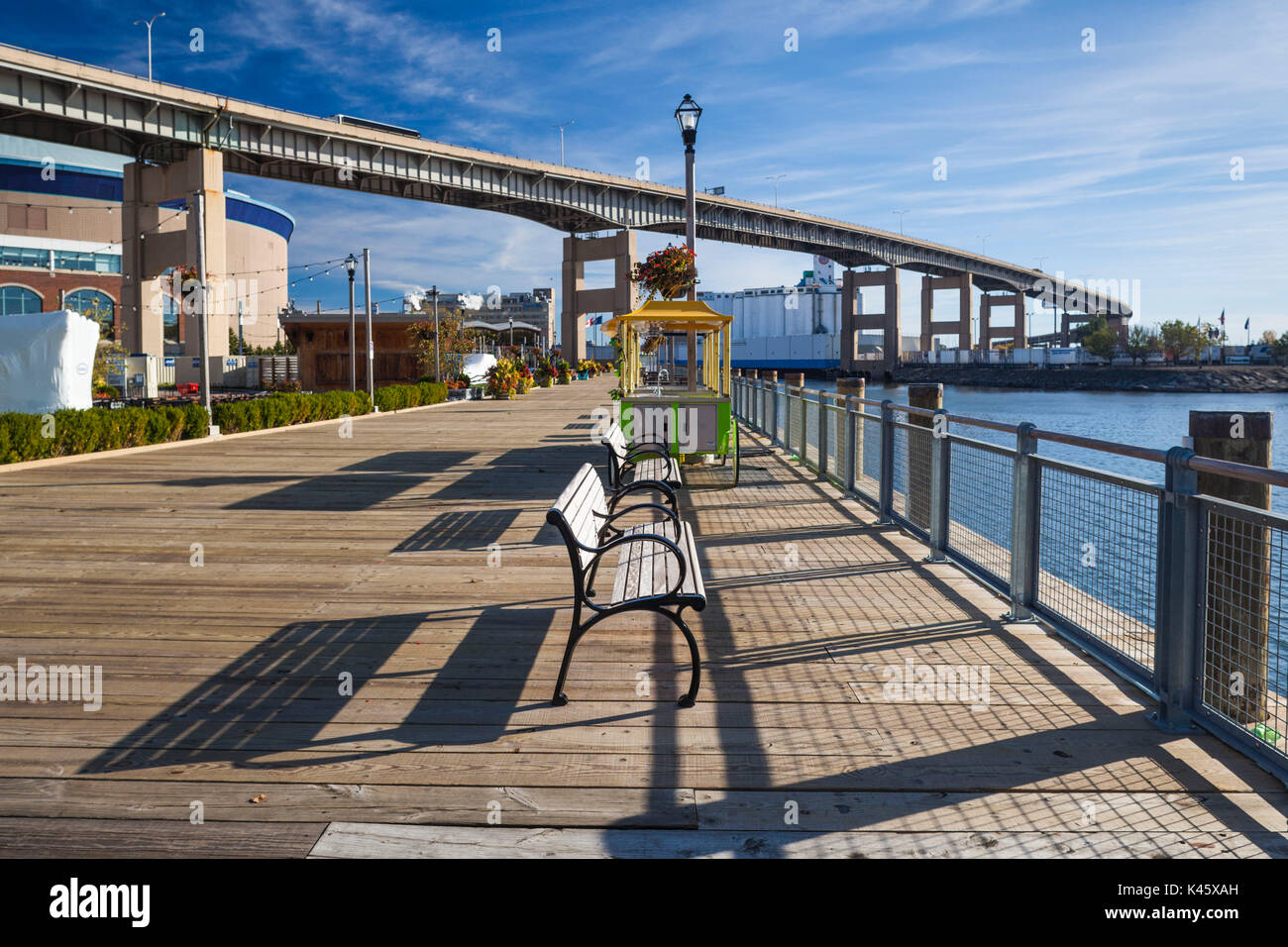 USA, New York, dans l'ouest de New York, Buffalo, parc au bord du canal, ancienne zone industrielle, viaduc 5 RT Banque D'Images