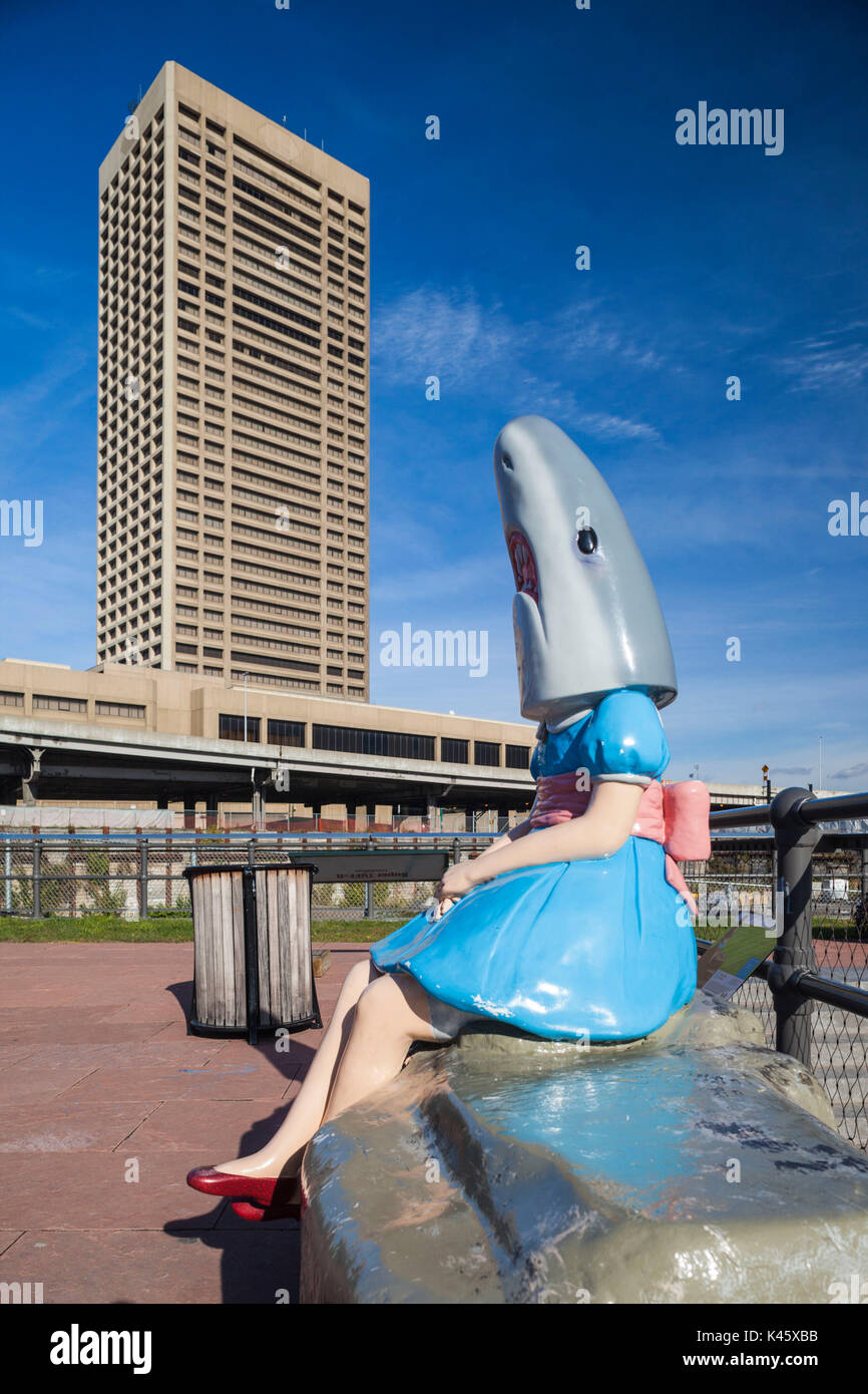 USA, New York, dans l'ouest de New York, Buffalo, parc au bord du canal, ancienne zone industrielle, fille de requins par Casey Riordan Millard Banque D'Images