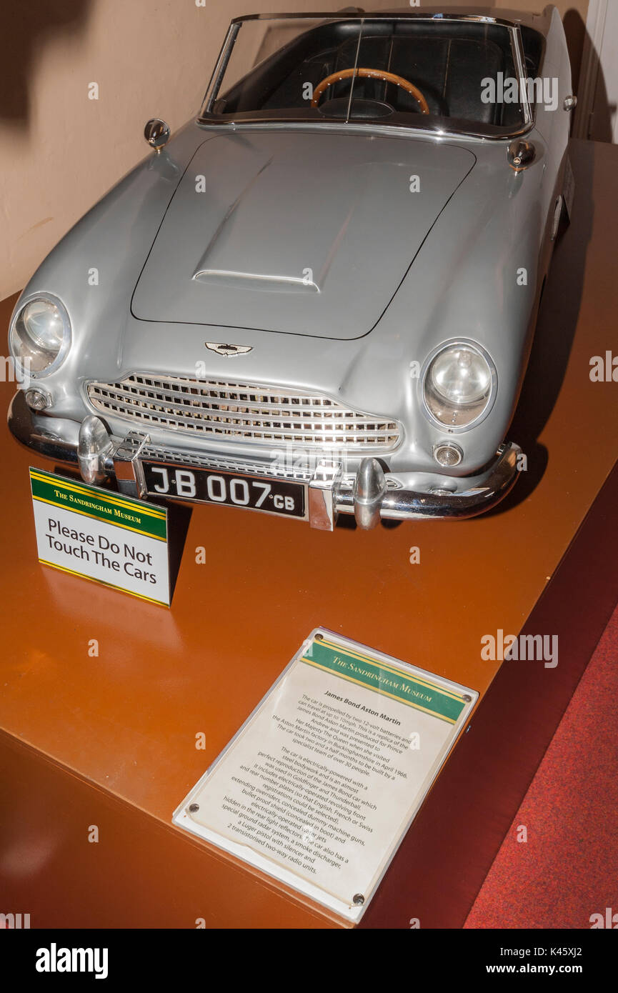 James Bond Aston Martin fait de Prince Andrew à l'intérieur du Musée à Sandringham Estate à Norfolk , Angleterre , Angleterre , Royaume-Uni Banque D'Images