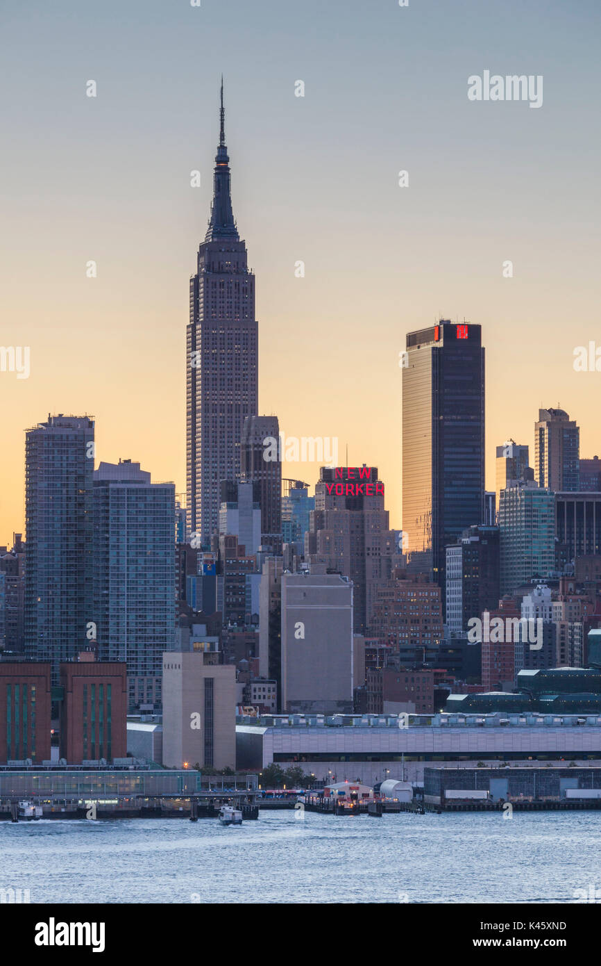 USA, New York, New York, Manhattan skyline avec Empire State Building, Dawn Banque D'Images