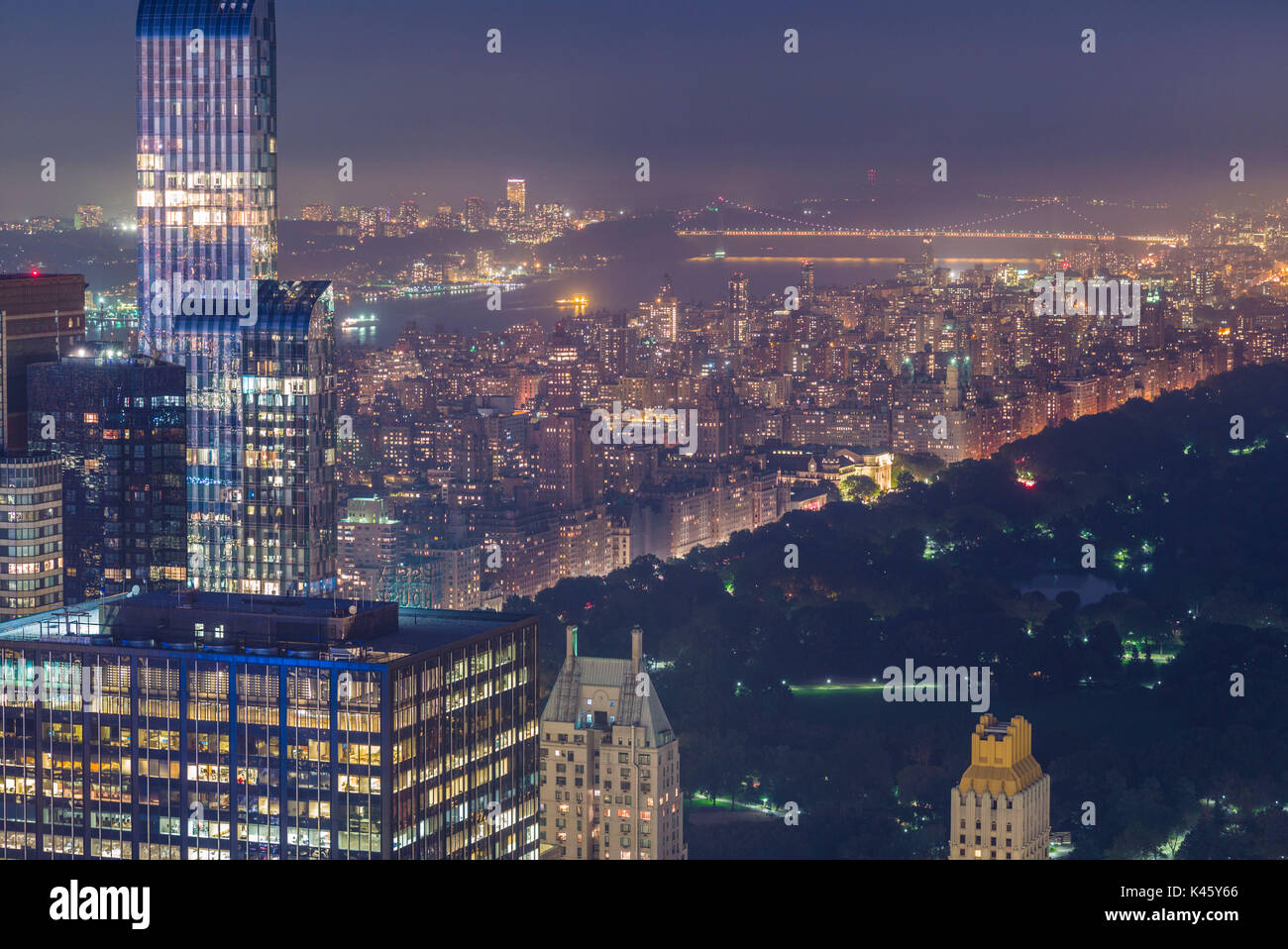 USA, New York, New York City, Mid-Town Manhattan view vers Central Park, dusk Banque D'Images