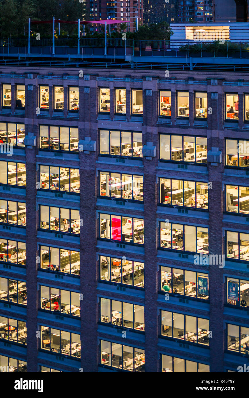 USA, New York, New York City, Mid-Town Manhattan, côté ouest office building, soir Banque D'Images