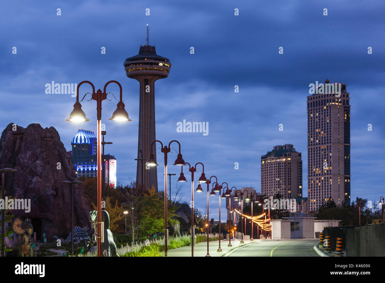 Le Canada, l'Ontario, Niagara Falls, la tour Skylon, Dawn Banque D'Images