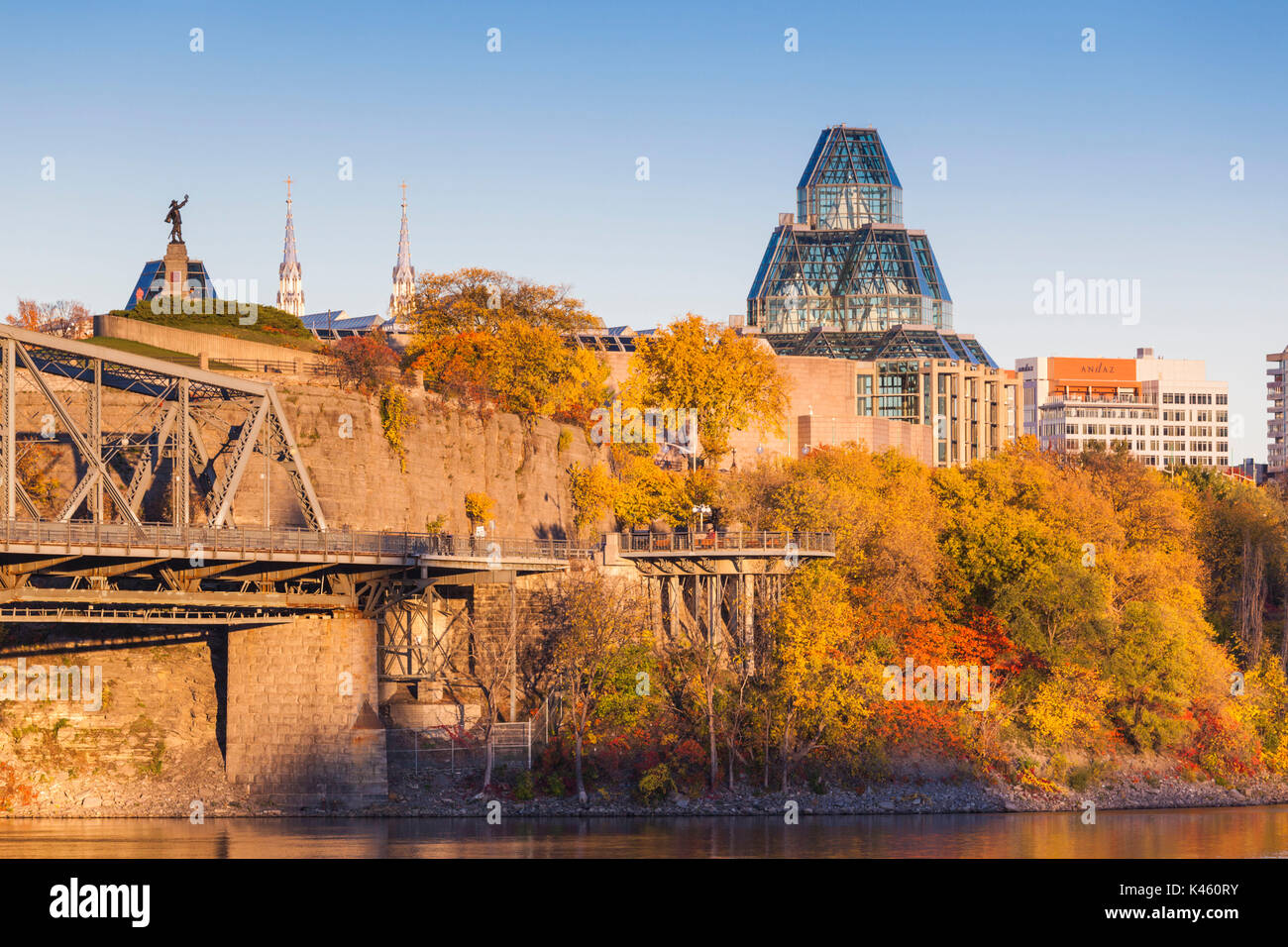 Le Canada, l'Ontario, Ottawa, capitale du Canada, Alexandria Bridge et National Gallery, automne Banque D'Images