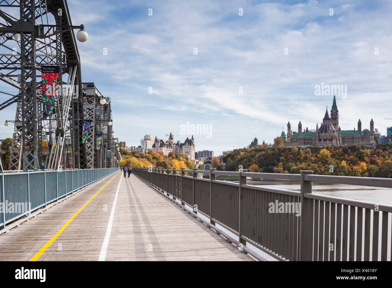 Le Canada, l'Ontario, Ottawa, capitale du Canada, Édifice du Parlement canadien, vu depuis le Pont Alexandria Banque D'Images