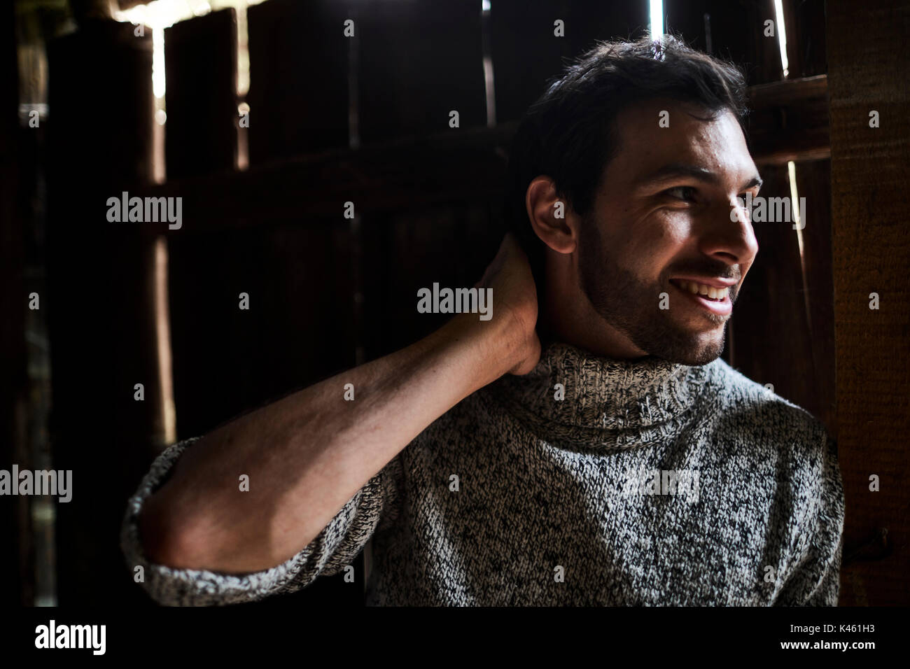 Grange, avec l'homme pull tricoté, sourire, portrait, Banque D'Images