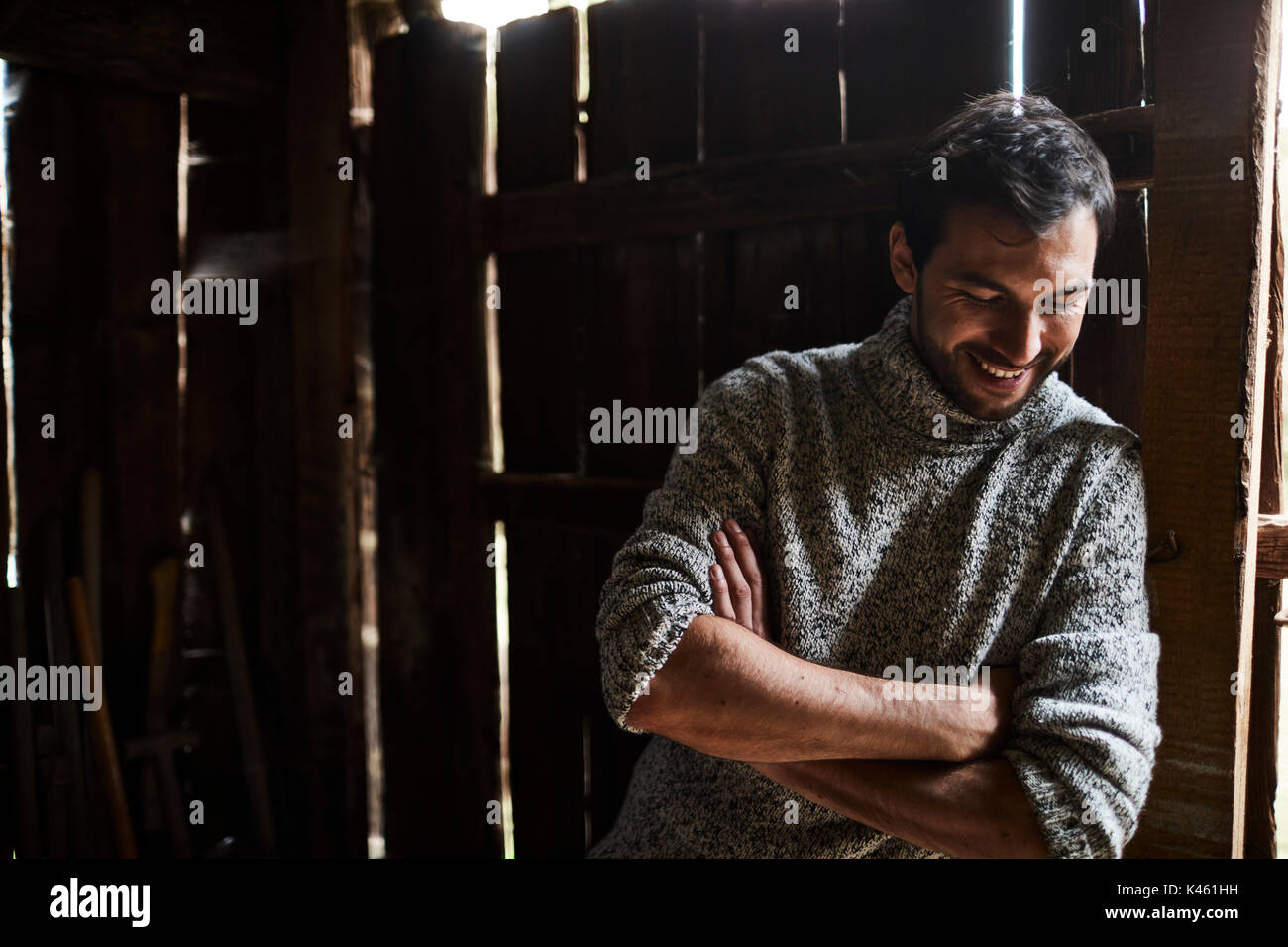 Grange, avec l'homme pull tricoté, bras croisés, sourire, portrait Banque D'Images