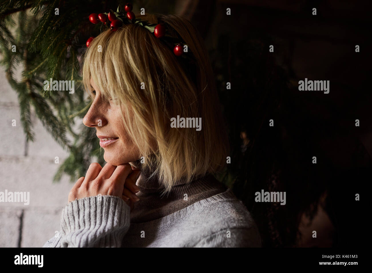 Blonde woman smiling, coiffe, Garland avec églantier, profil, Banque D'Images