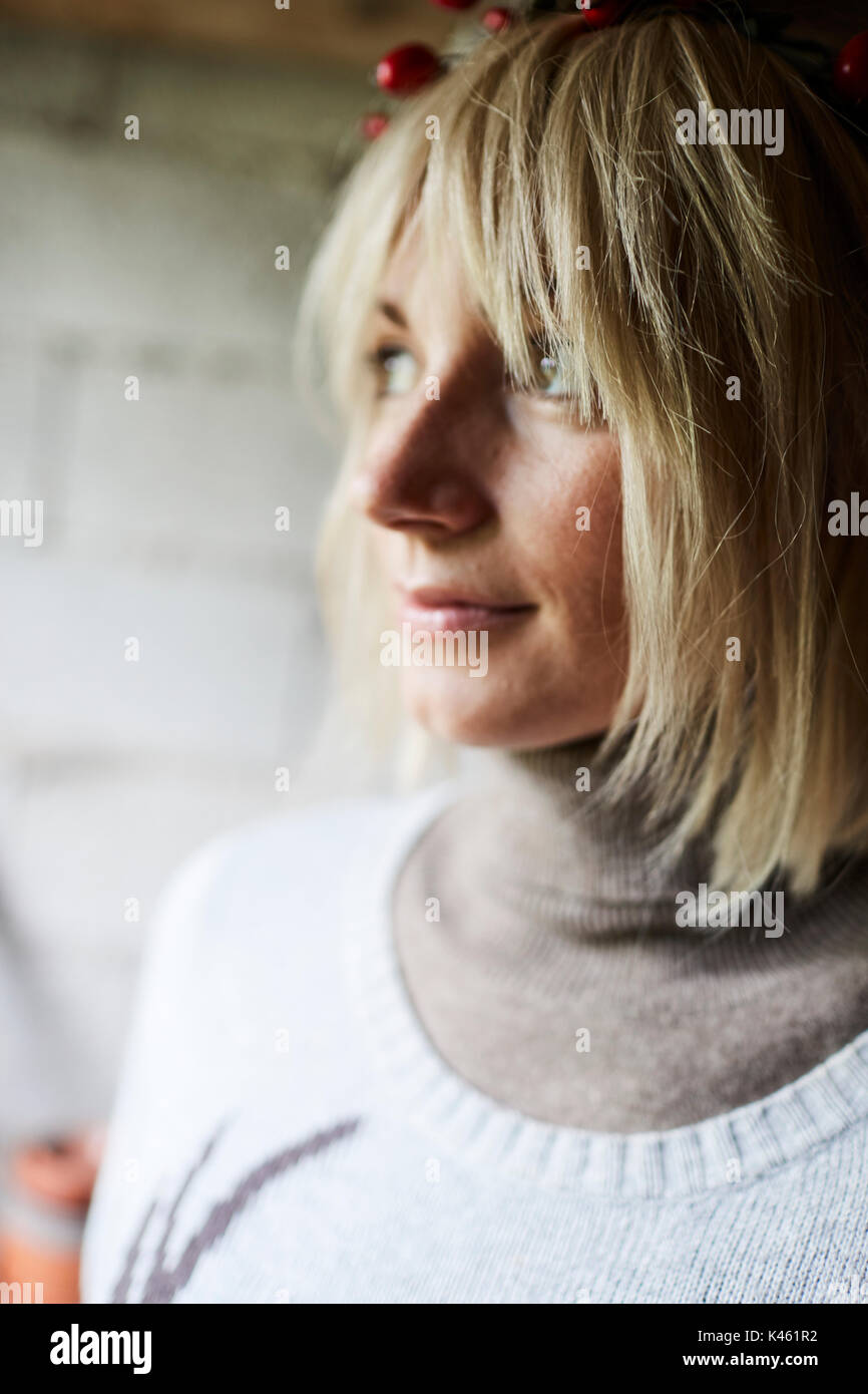 Femme blonde, coiffe, Garland avec églantier, portrait, side view, détail, Banque D'Images