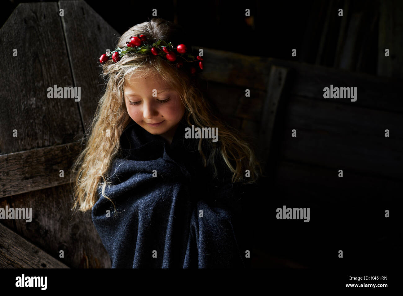 Jeune fille aux longs cheveux blonds, coiffe, Garland avec églantier, portrait, Banque D'Images