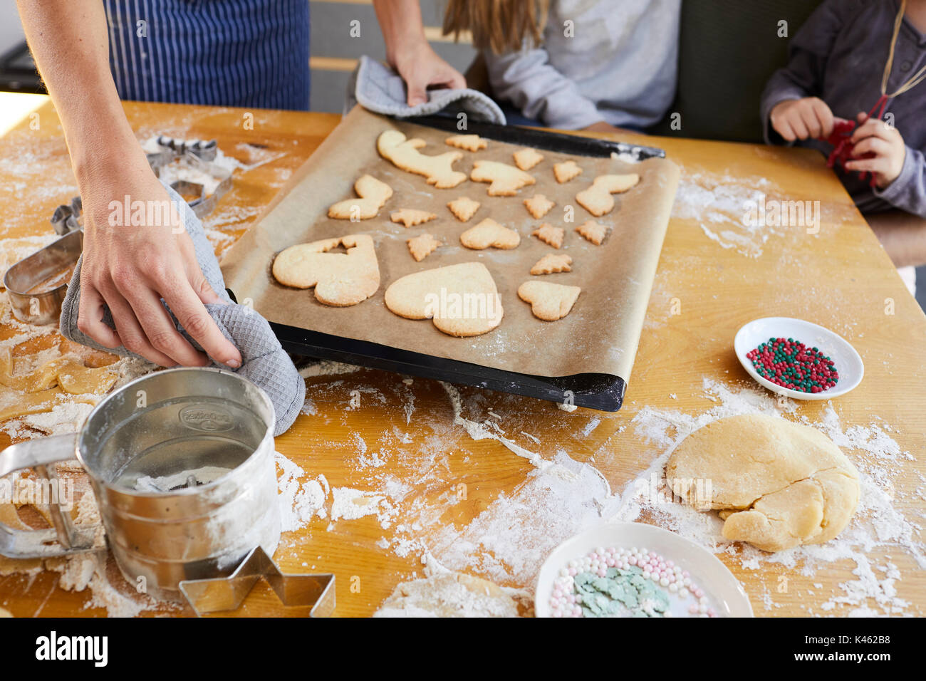 Family baking christmas cookies, la lèchefrite, détail, Banque D'Images