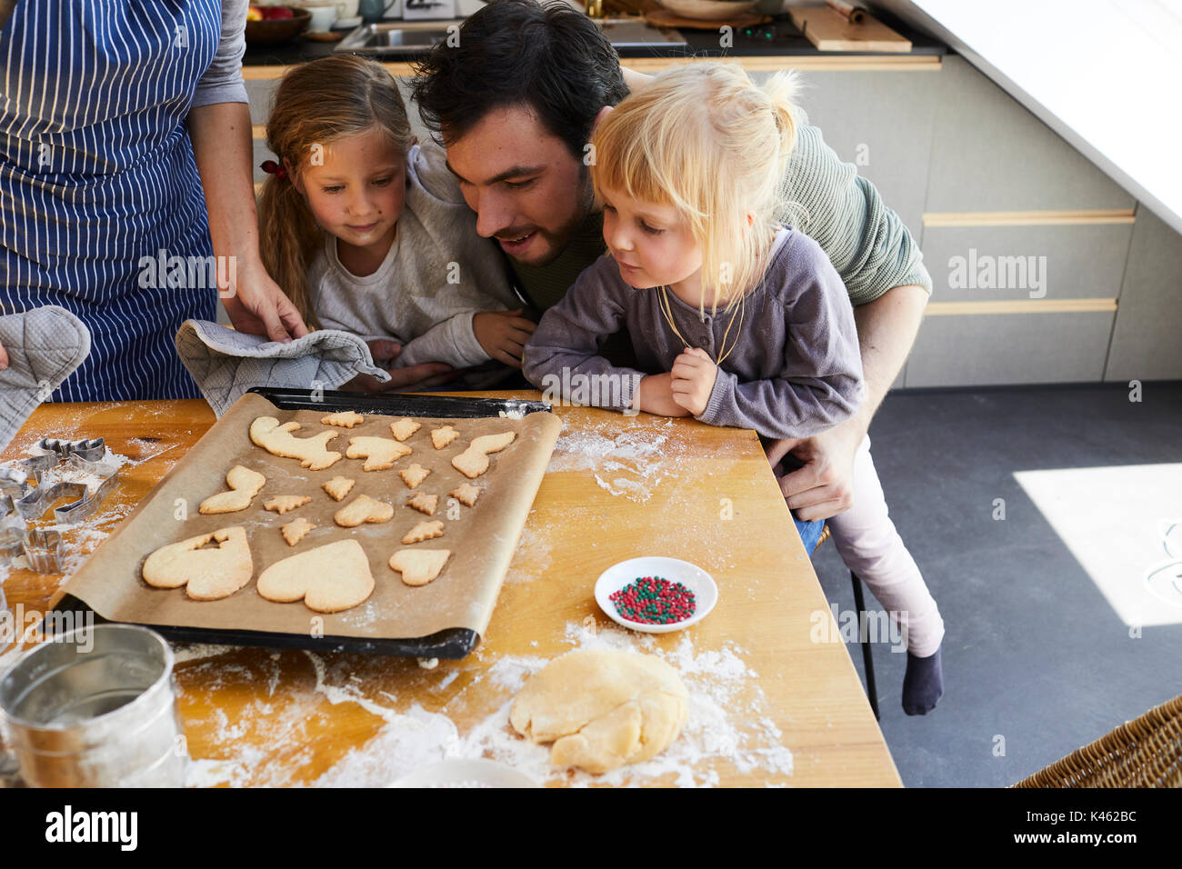 Family baking christmas cookies, père et filles, la lèchefrite, étonné, Banque D'Images