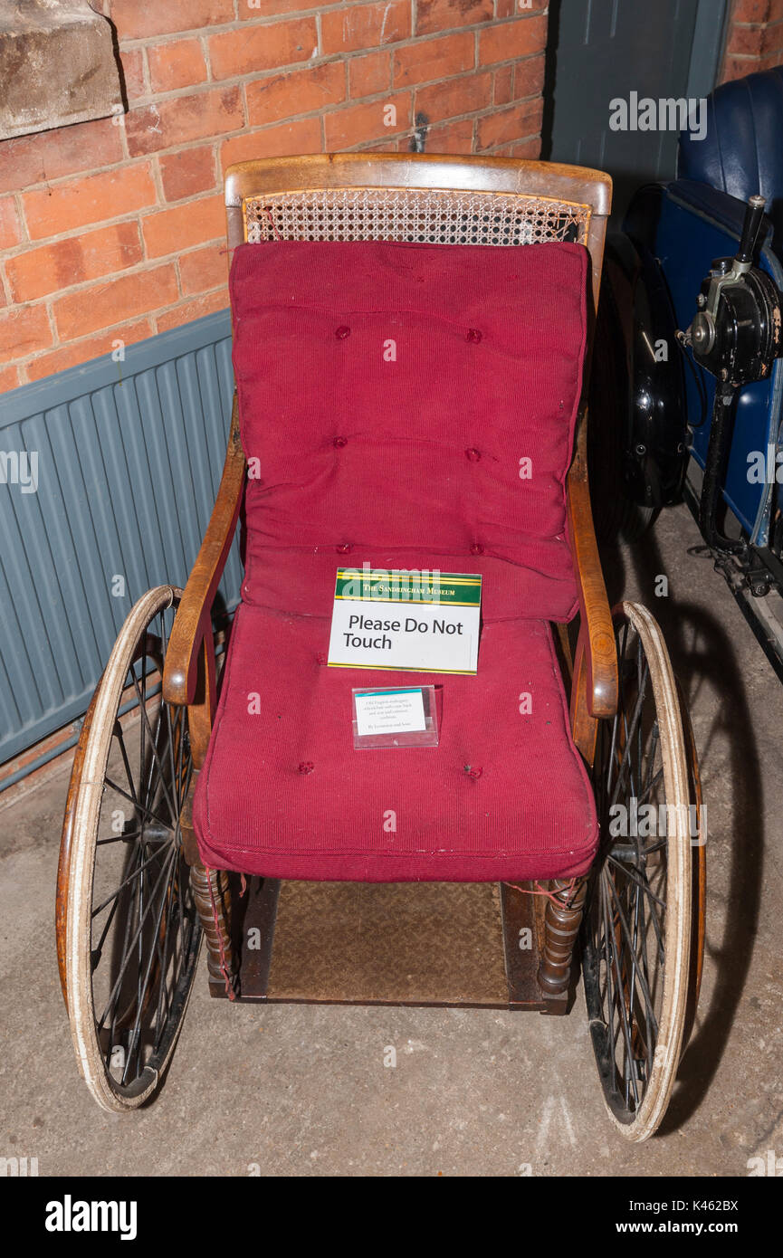 Un fauteuil roulant faites de vieux anglais acajou à l'intérieur du Musée à  Sandringham Estate à Norfolk , Angleterre , Angleterre , Royaume-Uni Photo  Stock - Alamy