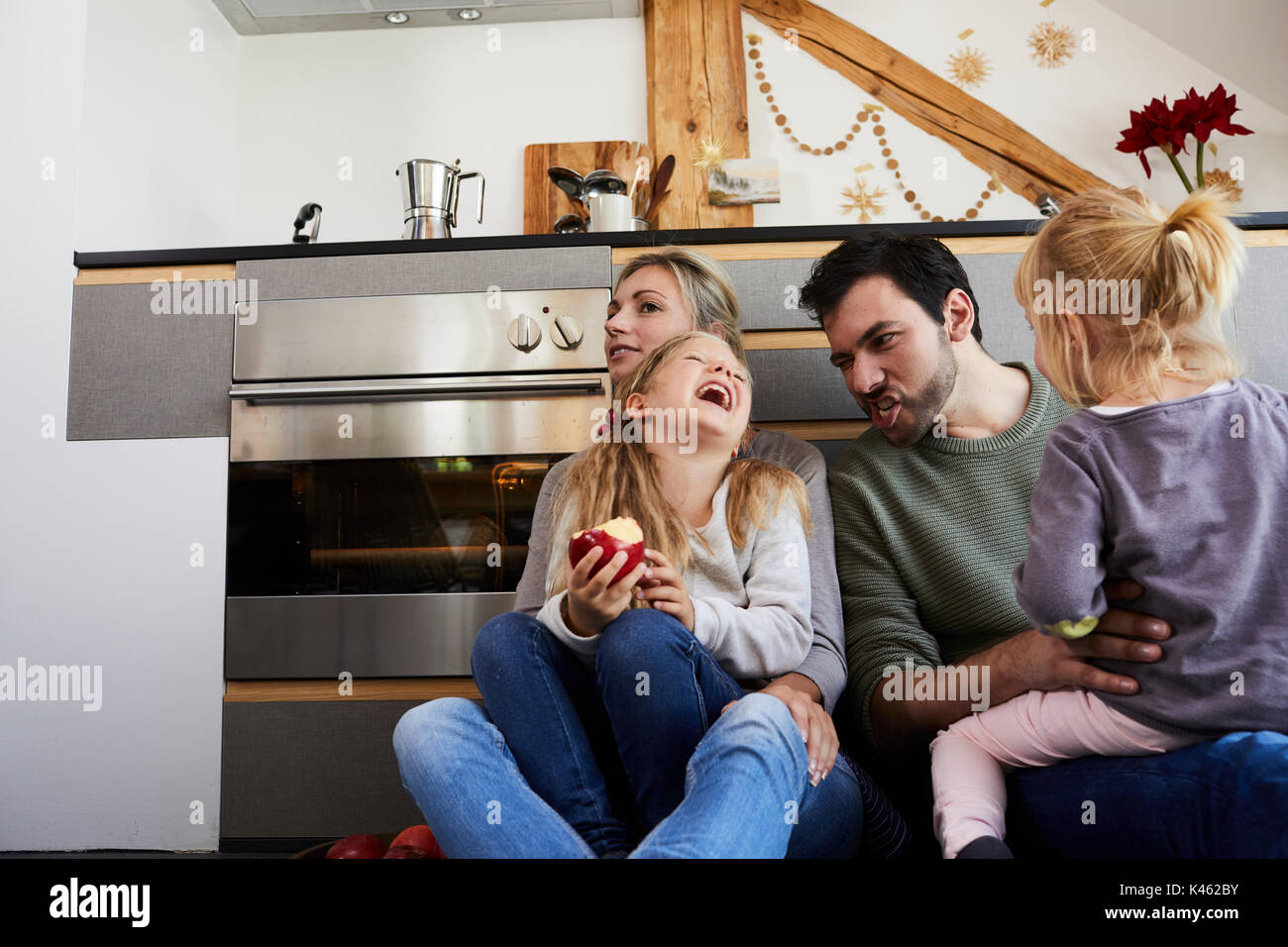 Cuisine Family sitting on floor, gai, amusant, Banque D'Images