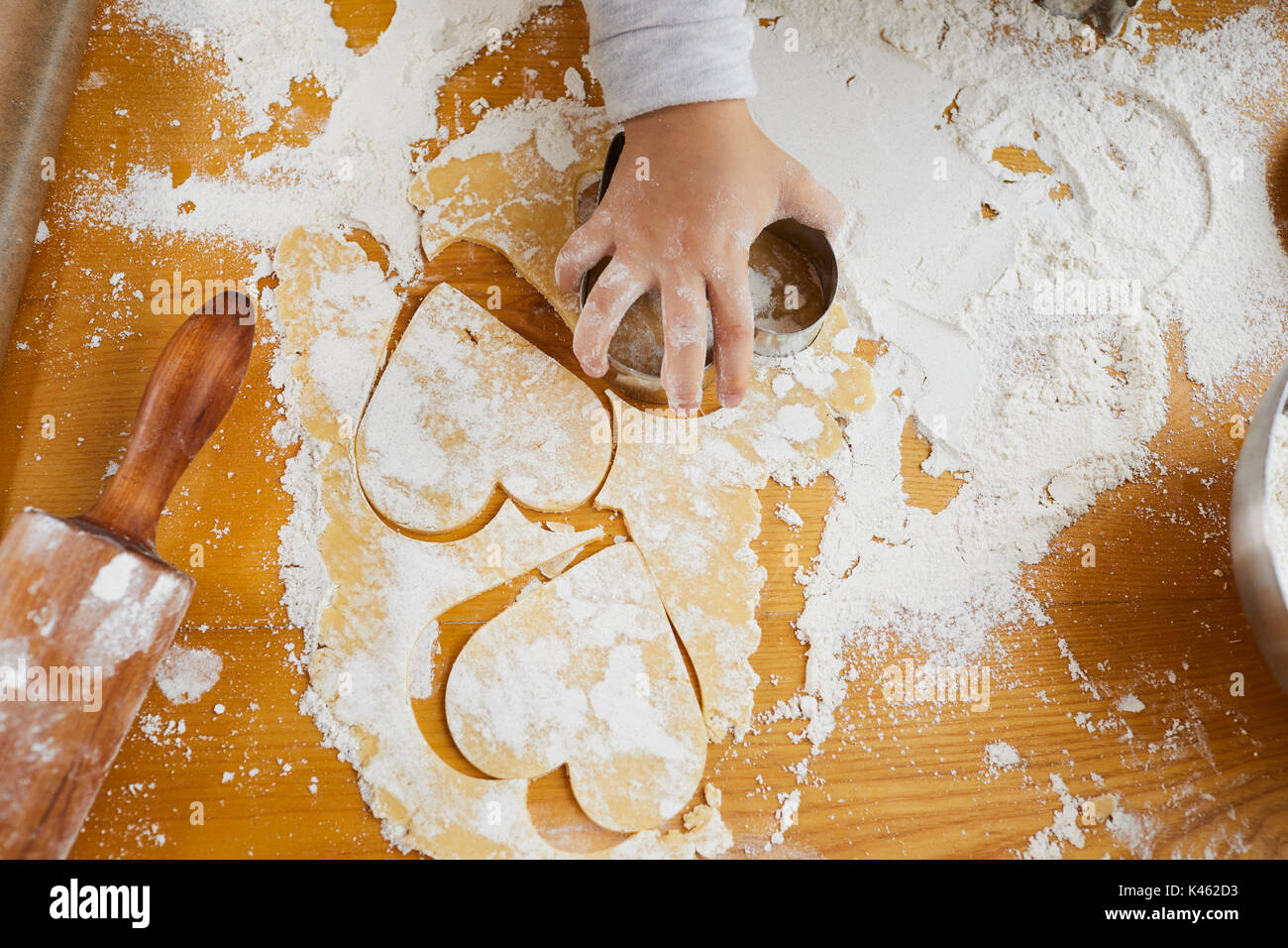 Biscuits de noël pour fille, détail, coeurs coupés à la main, d'en haut, Banque D'Images