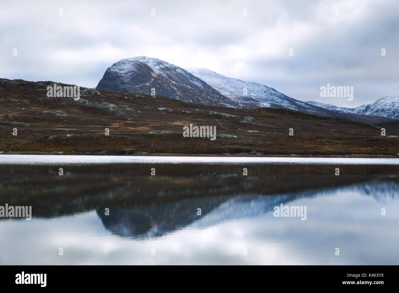 Montagnes aux sommets enneigés en réflexion dans le lac Bygdin. À partir de la Norvège Jotunheimen Banque D'Images