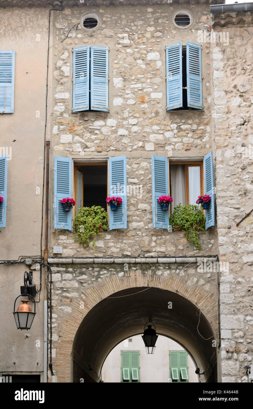 Maison de ville ancienne avec des pots de fleurs, vence, france Banque D'Images